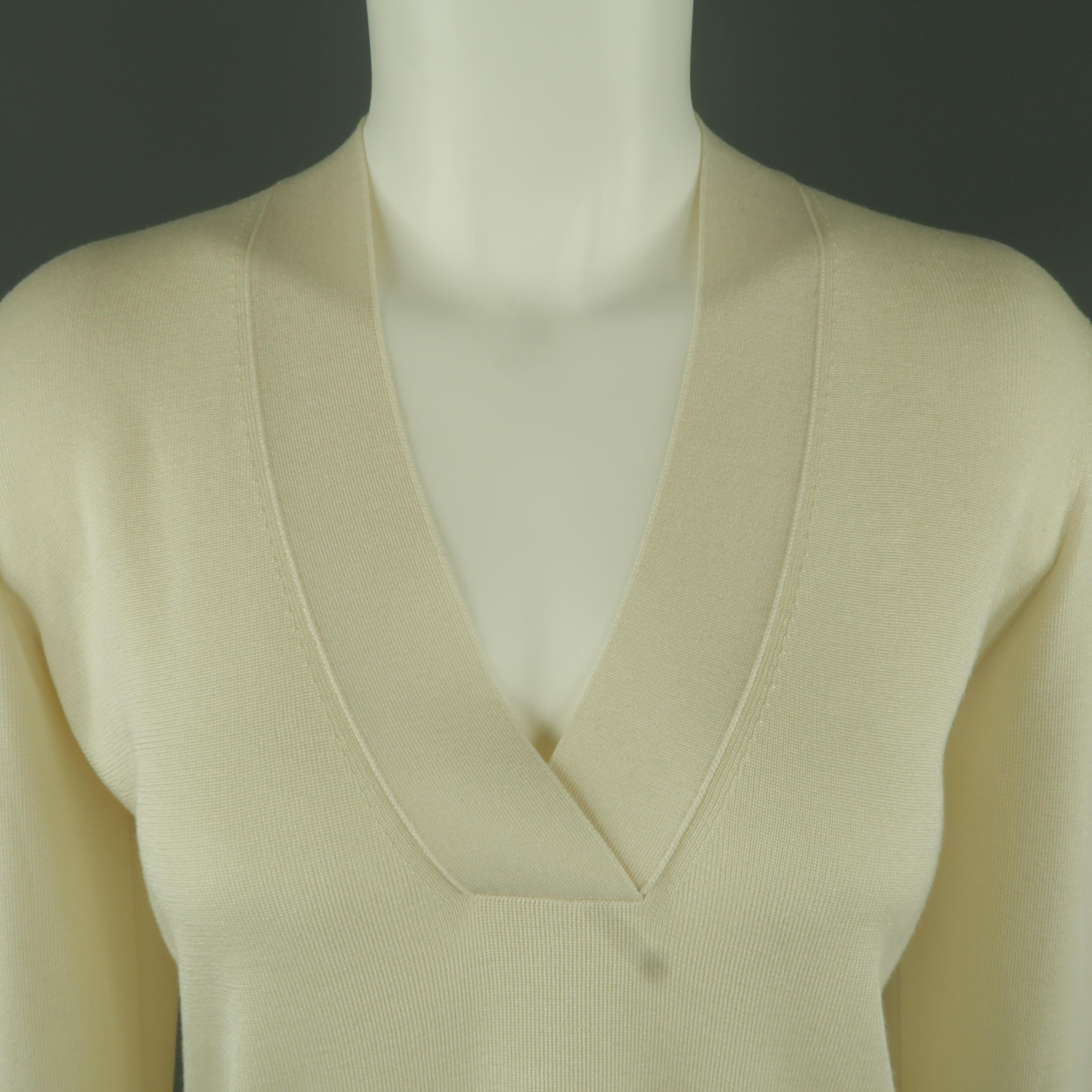 AKRIS pullover sweater comes in light weight cream beige silk knit with a V neck.
 
Excellent Pre-Owned Condition.
Marked: 14
 
Measurements:
 
Shoulder: 17 in.
Bust: 40 in.
Sleeve: 24 in.
Length: 25 in.