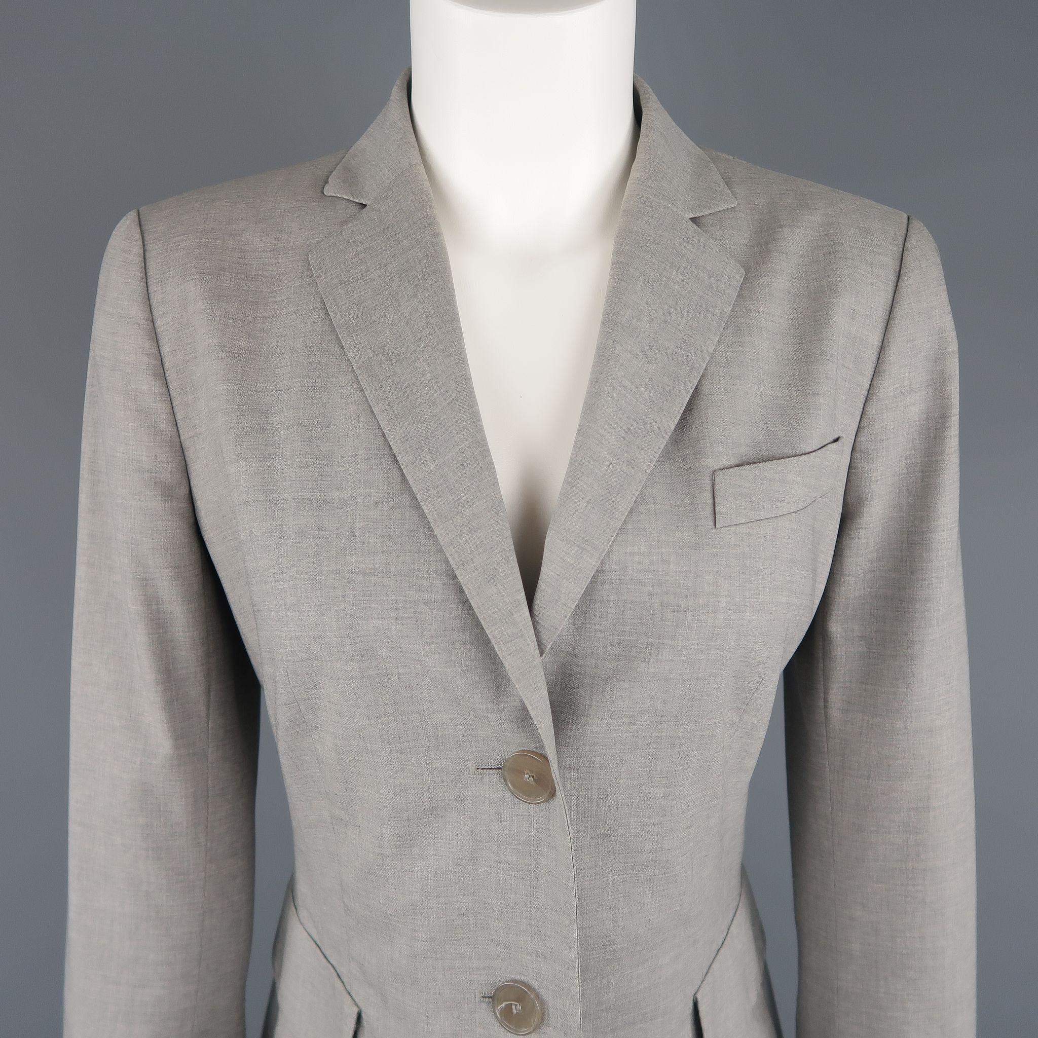 AKRIS long sport coat comes in light weight heather gray acetate blend fabric with a notch lapel, single breasted three button closure, flap pockets, and slit cuffs. Made in Switzerland.

Excellent Pre-Owned Condition.
Marked: US