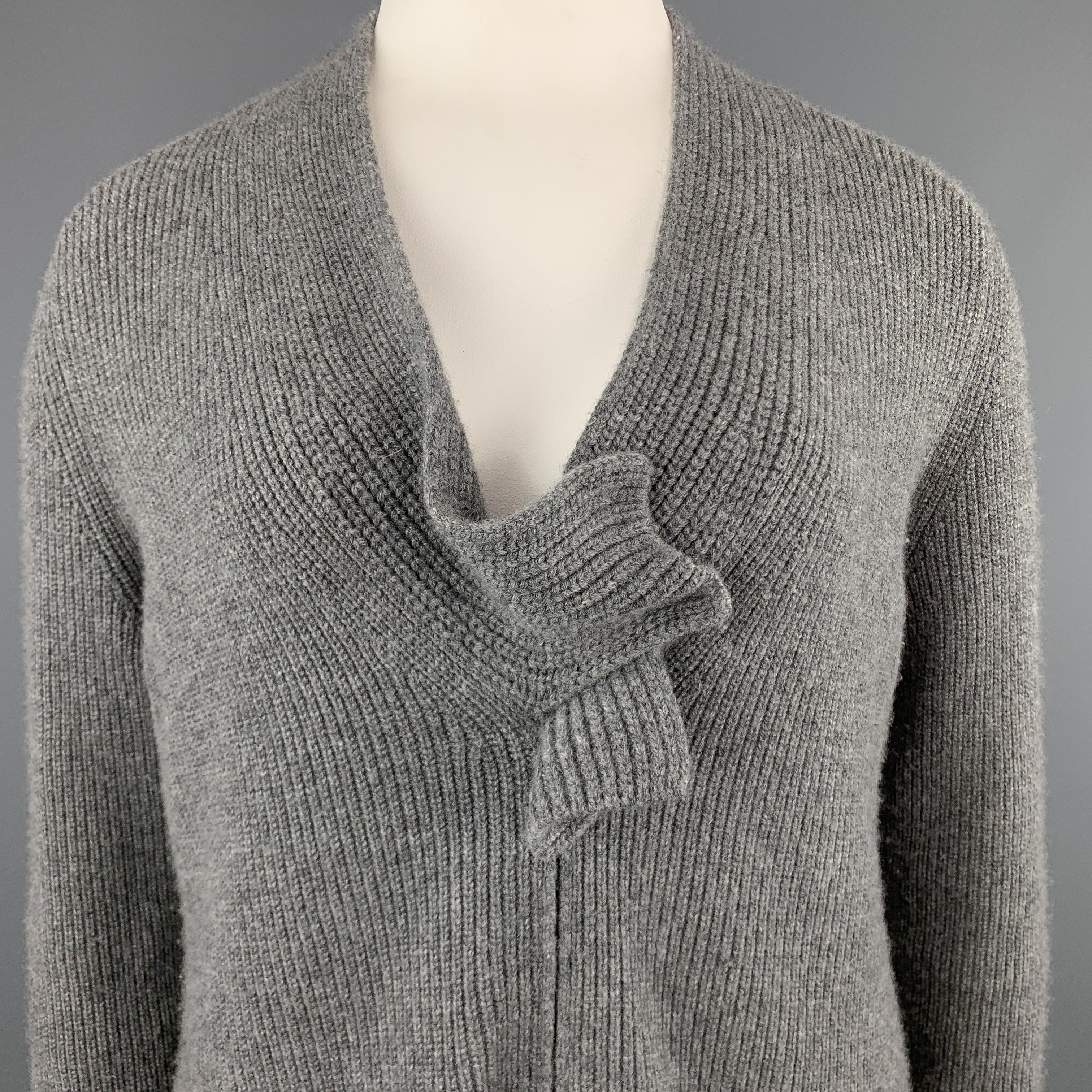 AKRIS oversized sweater comes in a chunky stretch cashmere knit with a zip front and side, and deep V neck with snap knot accent. 

Excellent Pre-Owned Condition.
Marked: 12

Measurements:

Shoulder: 18 in.
Bust: 46 in.
Sleeve: 26 in.
Length:  32 in.