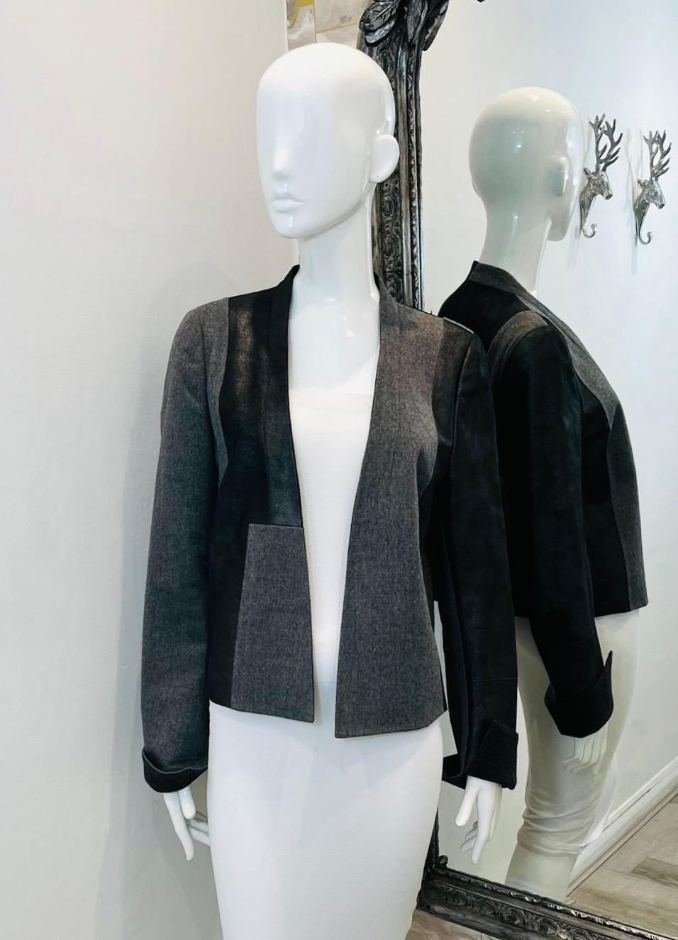 Akris Wool & Leather Open Jacket

Grey jacket designed with nappa leather inserts.

Featuring open front and rolled-up cuffs.

Size – 12US

Condition – Very Good

Composition – Calf Nappa, Wool, Viscose