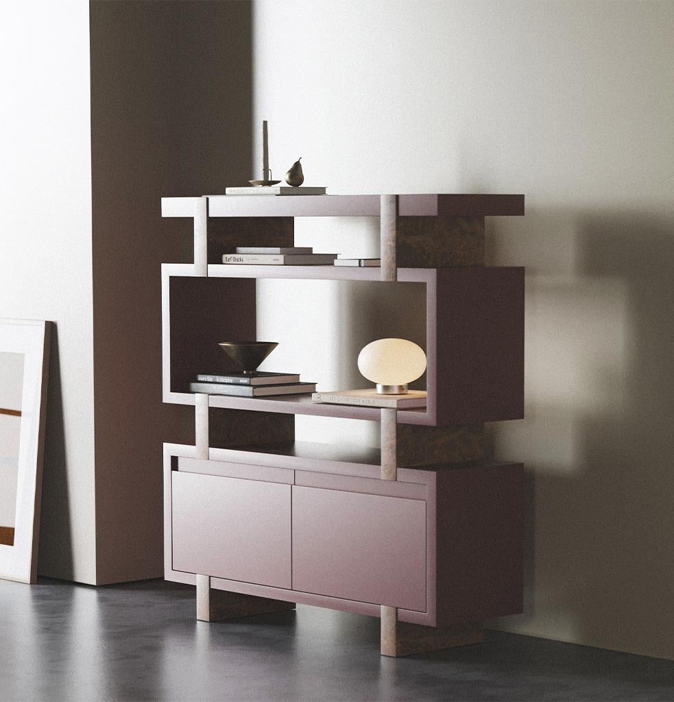 La estantería Aks ofrece una solución más allá de organizar tus libros y pertenencias con su diseño elegante y funcional. Sus dos amplios cajones en la parte inferior proporcionan espacio de almacenamiento adicional y te permiten guardar tus objetos