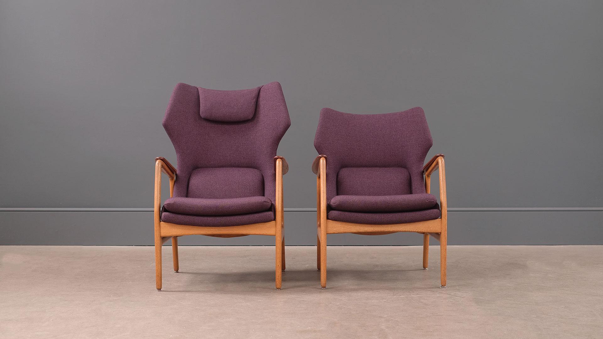 Beautiful pair of lounge chairs in solid oak with contrasting teak back rail designed in Denmark by Aksel Bender Madsen for Bovenkamp. Super fine pair in wonderful condition.