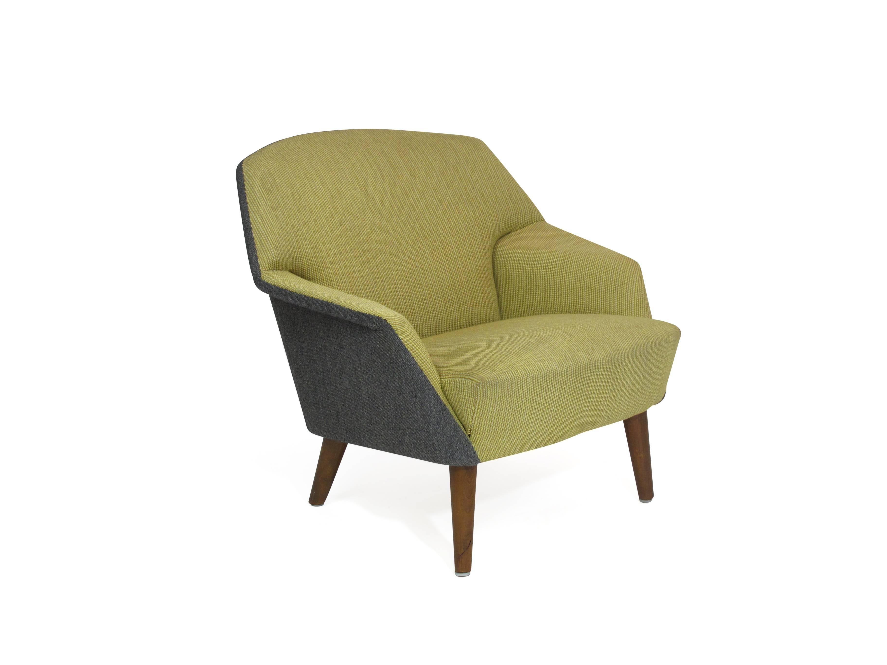 Danish midcentury lounge chair designed by Aksel Bender Madsen & Ejner Larsen; manufactured by Willy Beck.
Solid wood frame with inner spring seat, upholstered in the original vintage wool textile, raised on tapered solid beech legs.
Upholstery