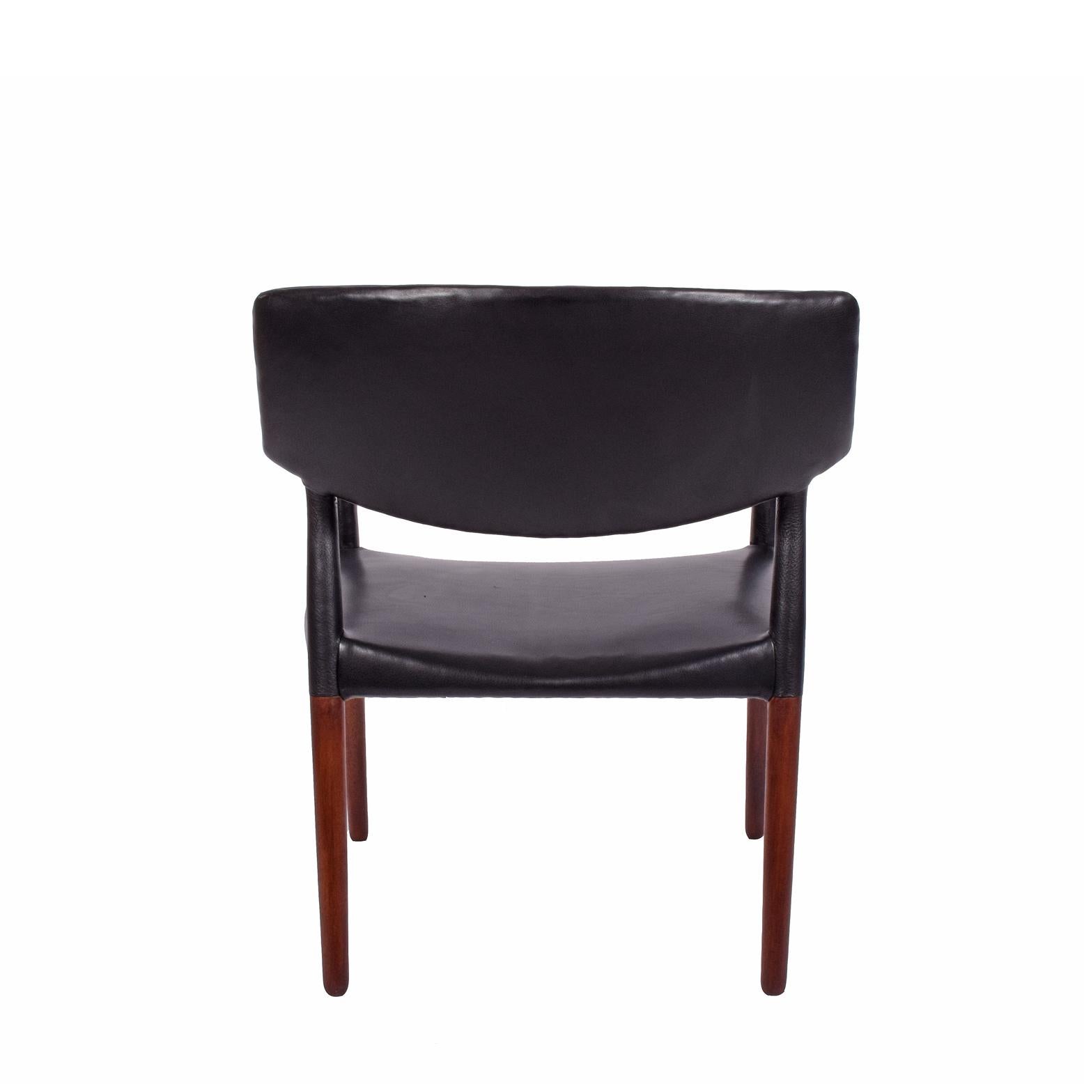 Armchair design in 1949 slid teak legs with black leather upholstery made by Willy Beck.