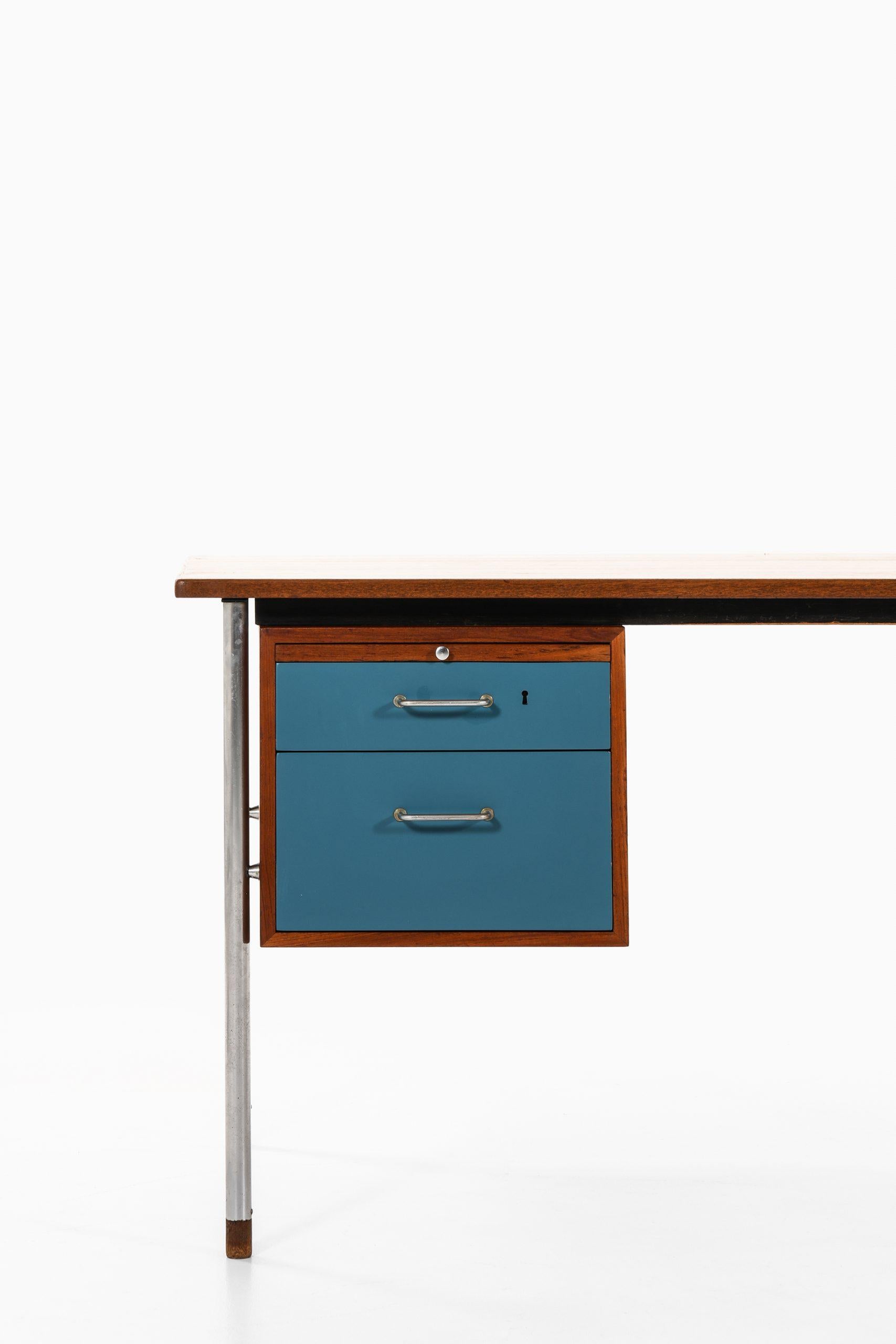 Rare desk designed by Aksel Bender Madsen & Ejner Larsen. Produced by Næstved Møbelfabrik in Denmark.