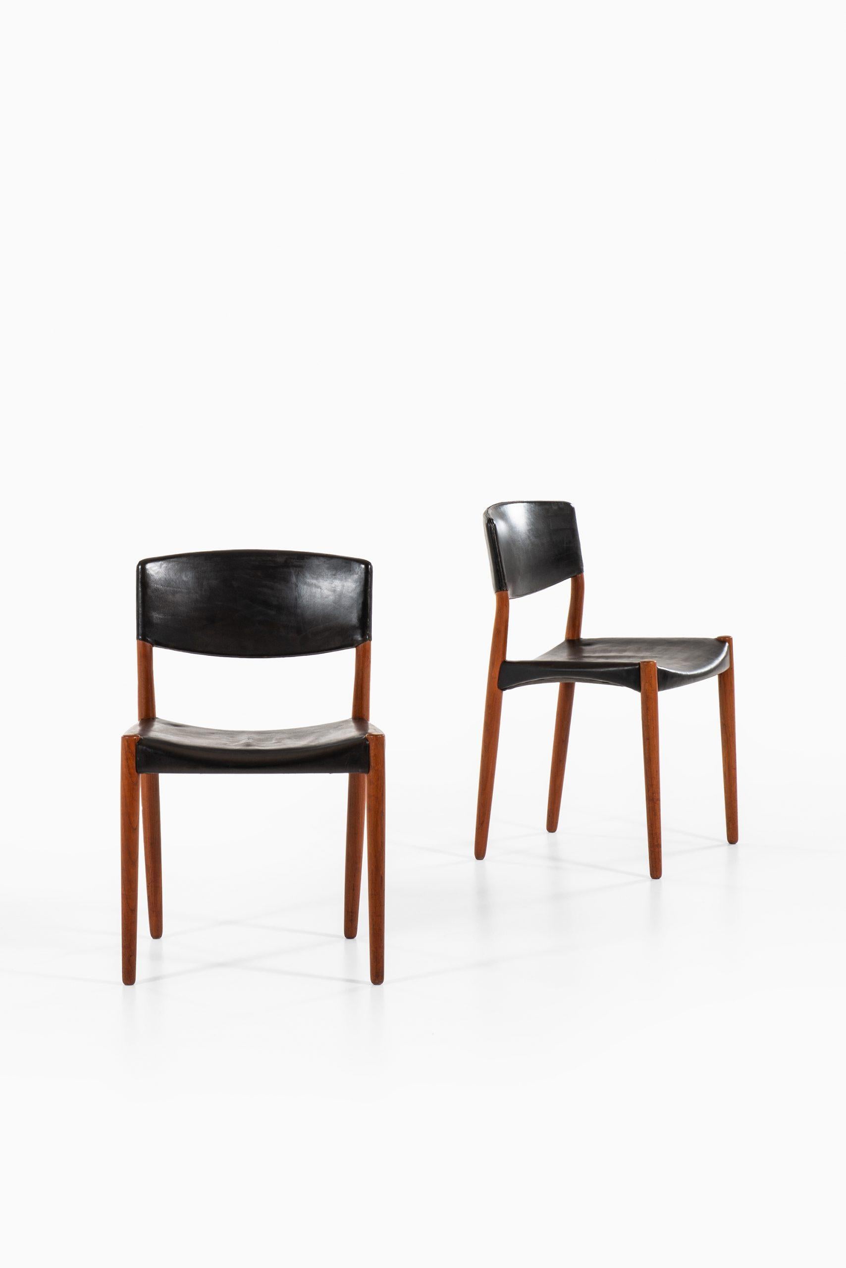 Rare ensemble de 6 chaises de salle à manger conçu par Aksel Bender Madsen & Ejner Larsen. Produit par l'ébéniste Willy Beck au Danemark.