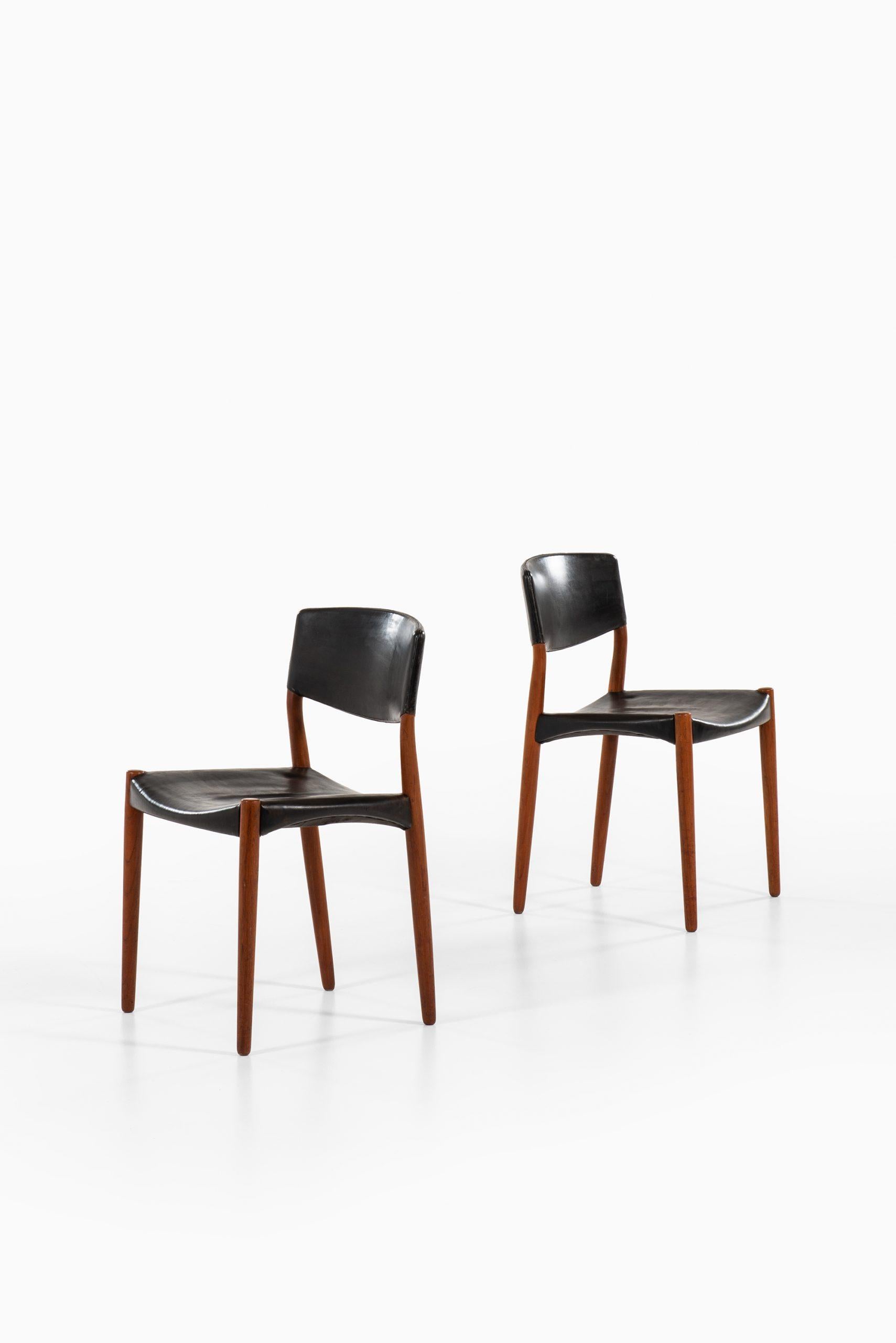 Scandinavian Modern Aksel Bender Madsen & Ejner Larsen Dining Chairs by Cabinetmaker Willy Beck For Sale
