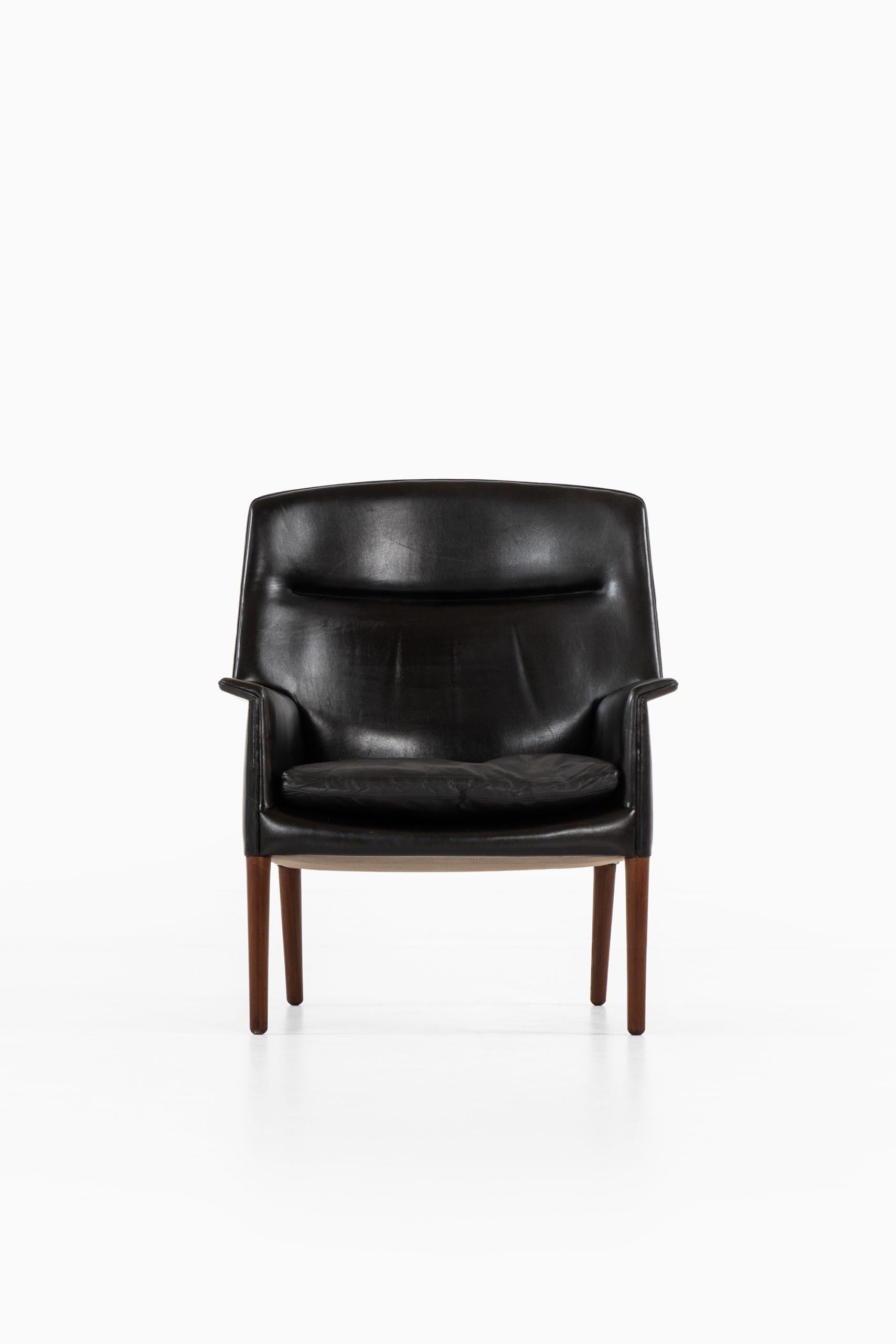 Rare armchair or easy chair designed by Aksel Bender Madsen & Ejner Larsen. Produced by cabinetmaker Willy Beck in Denmark.