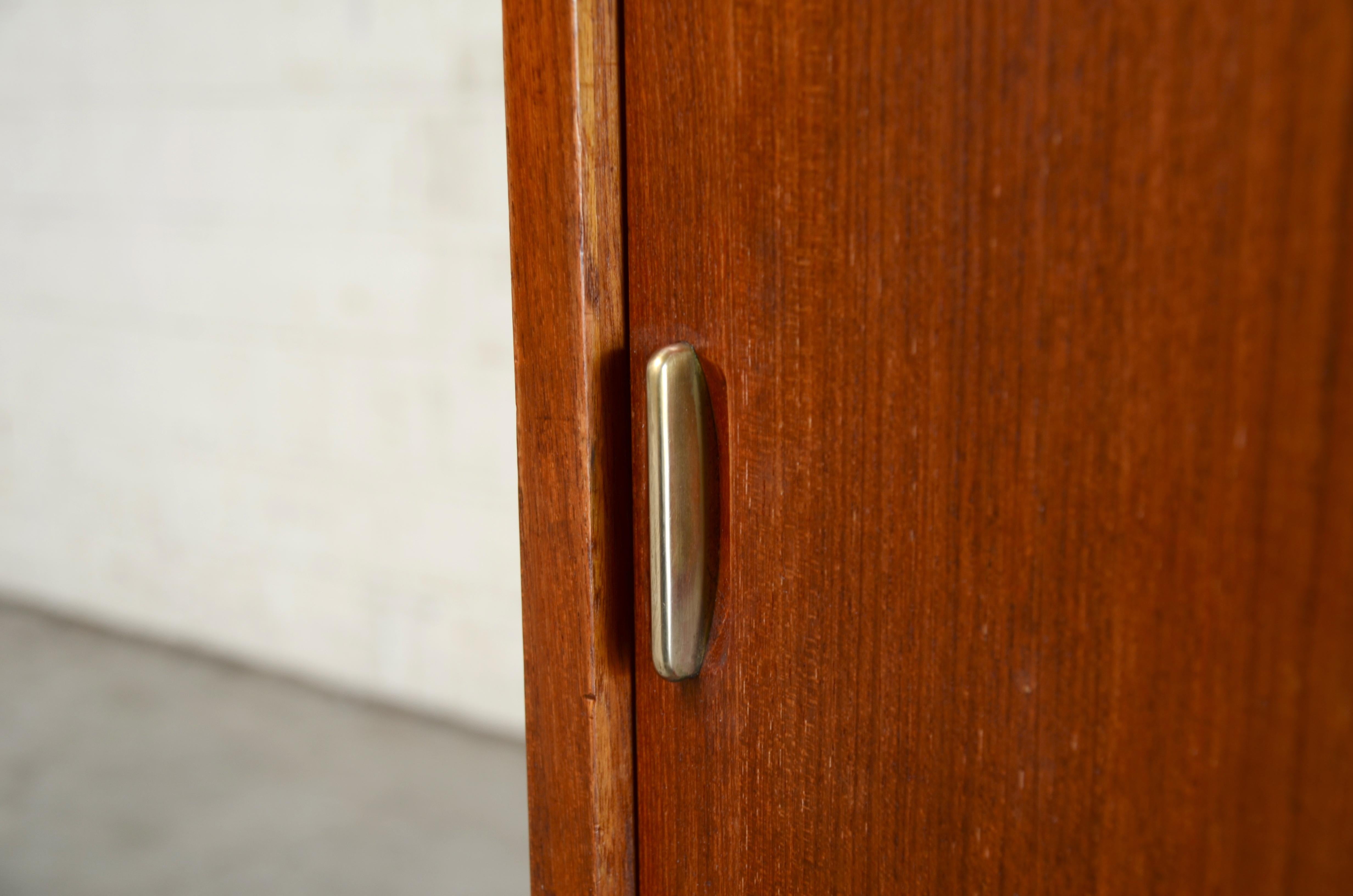 Credenza Aksel Bender Madsen & Ejner Larsen in teak e ottone con ante a tamburo in vendita 3