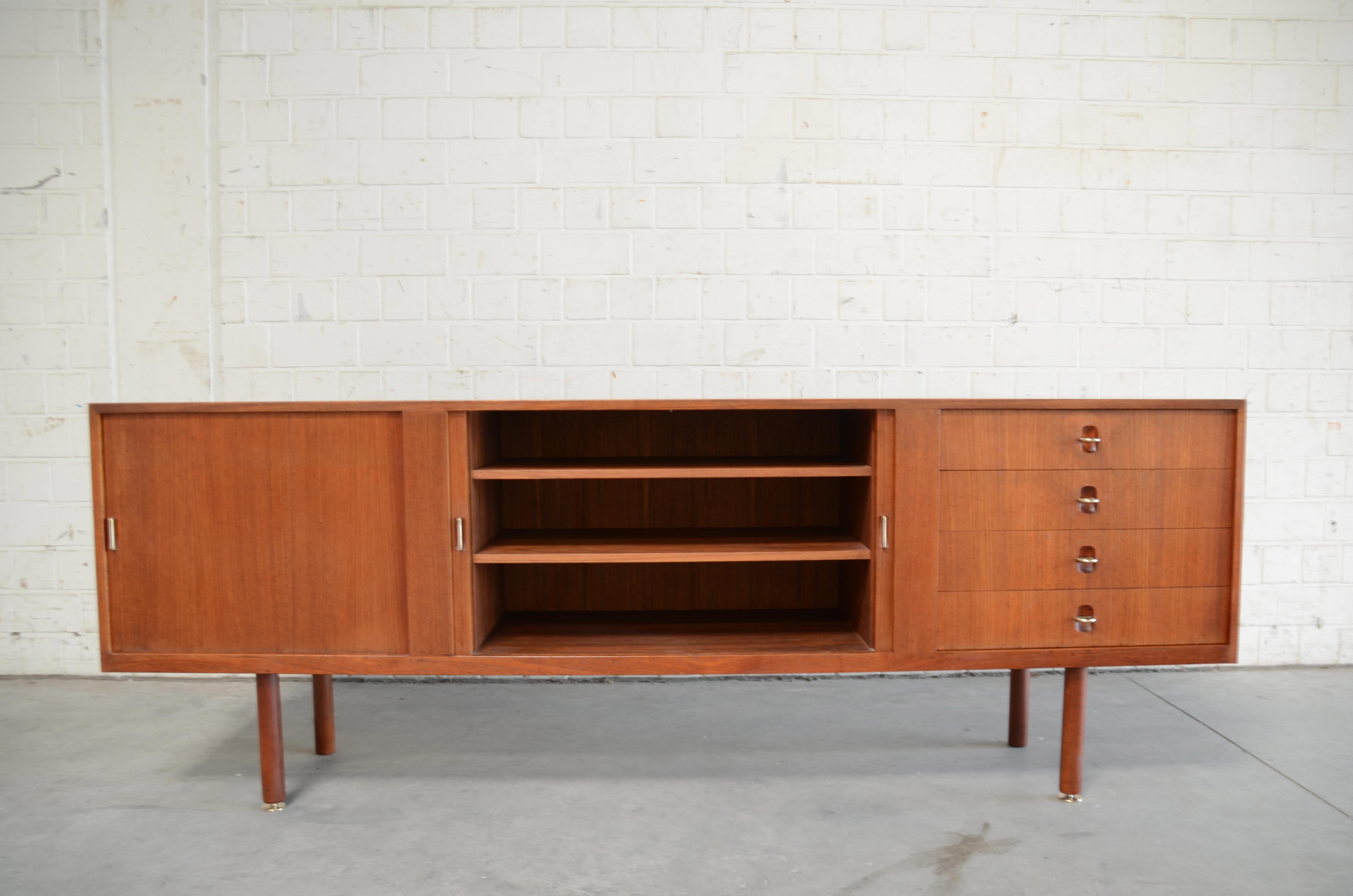 Credenza Aksel Bender Madsen & Ejner Larsen in teak e ottone con ante a tamburo in vendita 4
