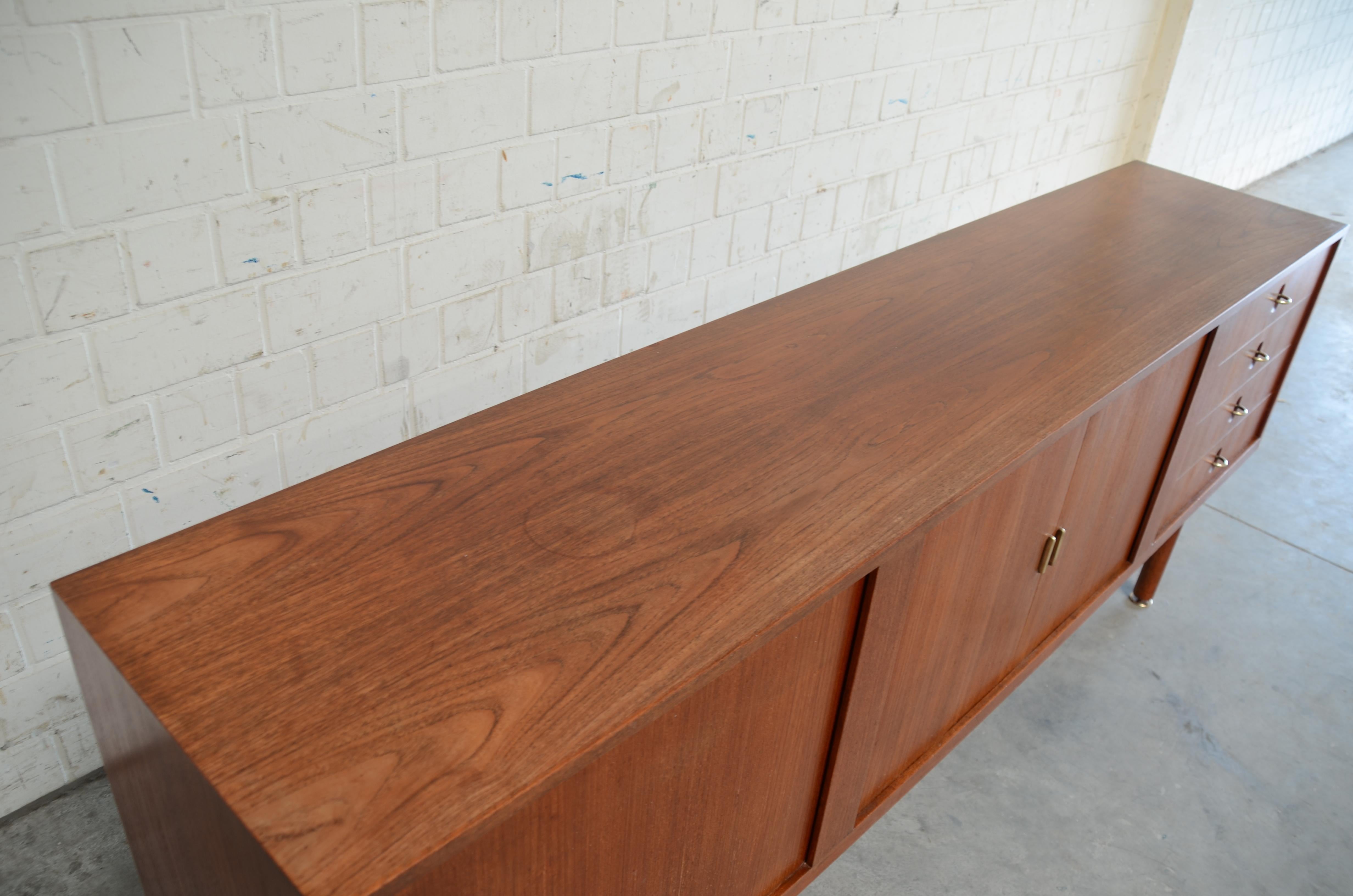 XX secolo Credenza Aksel Bender Madsen & Ejner Larsen in teak e ottone con ante a tamburo in vendita