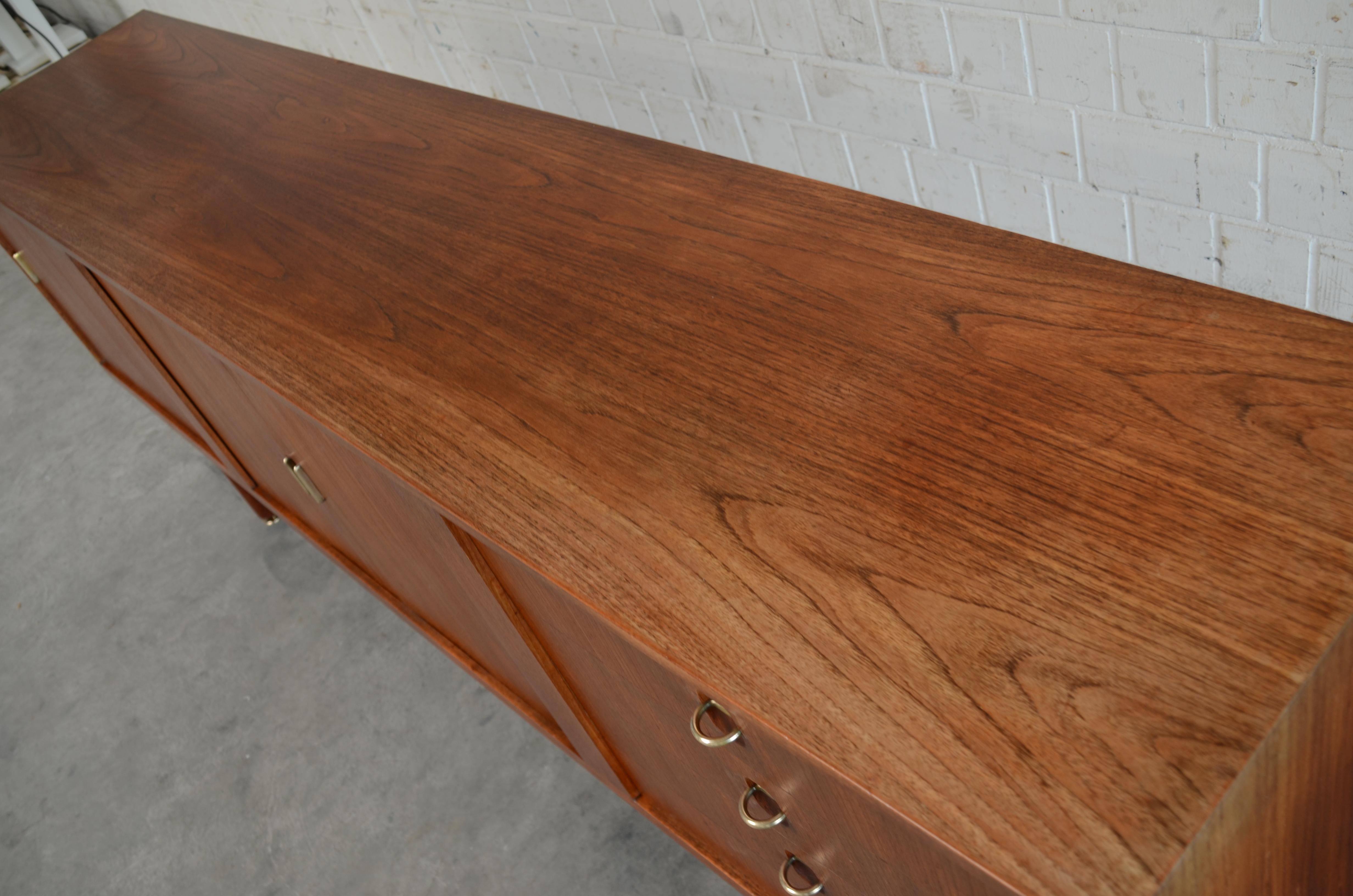 Ottone Credenza Aksel Bender Madsen & Ejner Larsen in teak e ottone con ante a tamburo in vendita