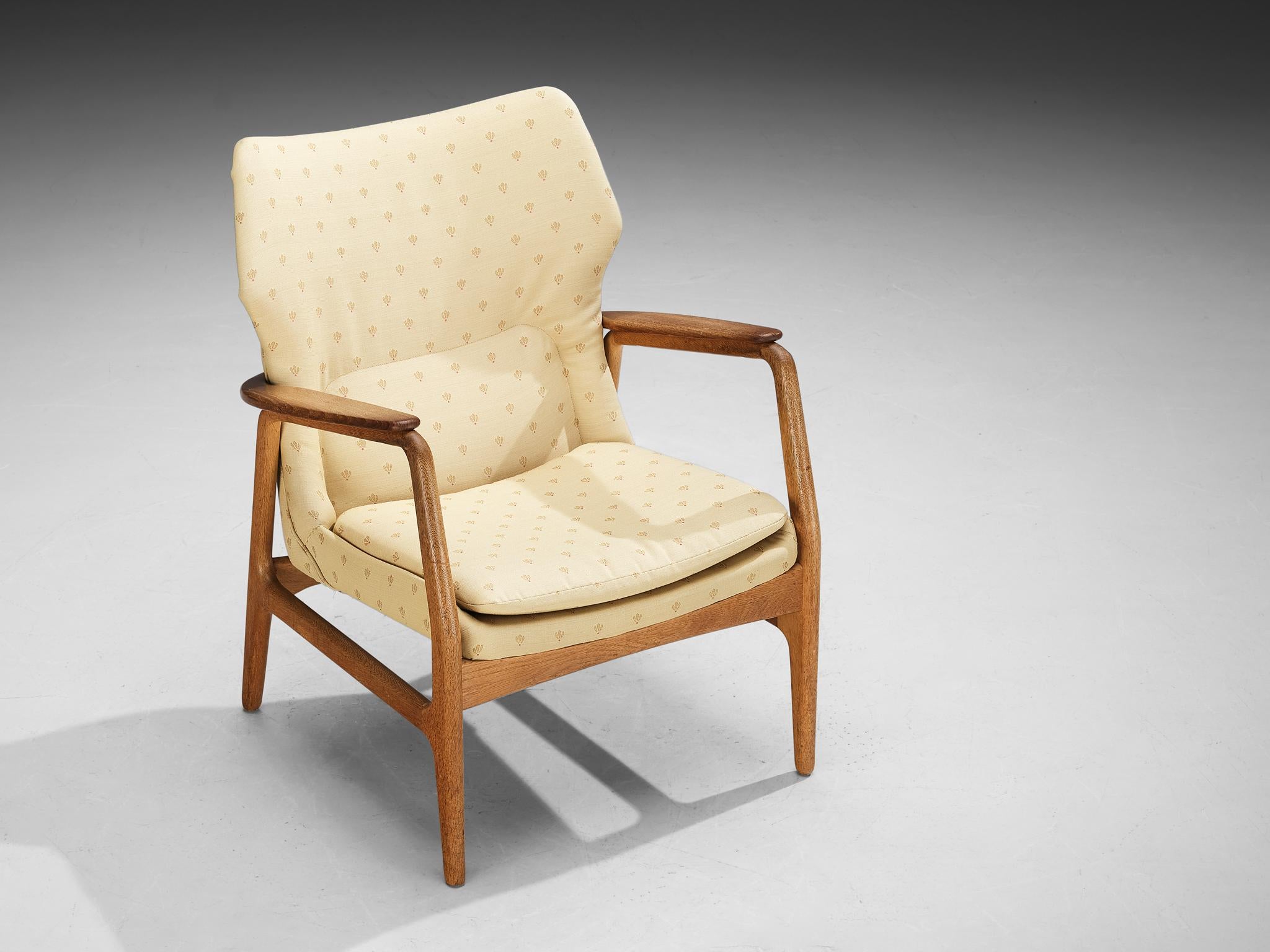 Aksel Bender Madsen for Bovenkamp, easy chair, oak, teak, fabric, The Netherlands, 1965

A true mid-century icon, this lounge chair is designed by the Danish master Aksel Bender Madsen for Bovenkamp. Madsen is known for his modest, minimalist