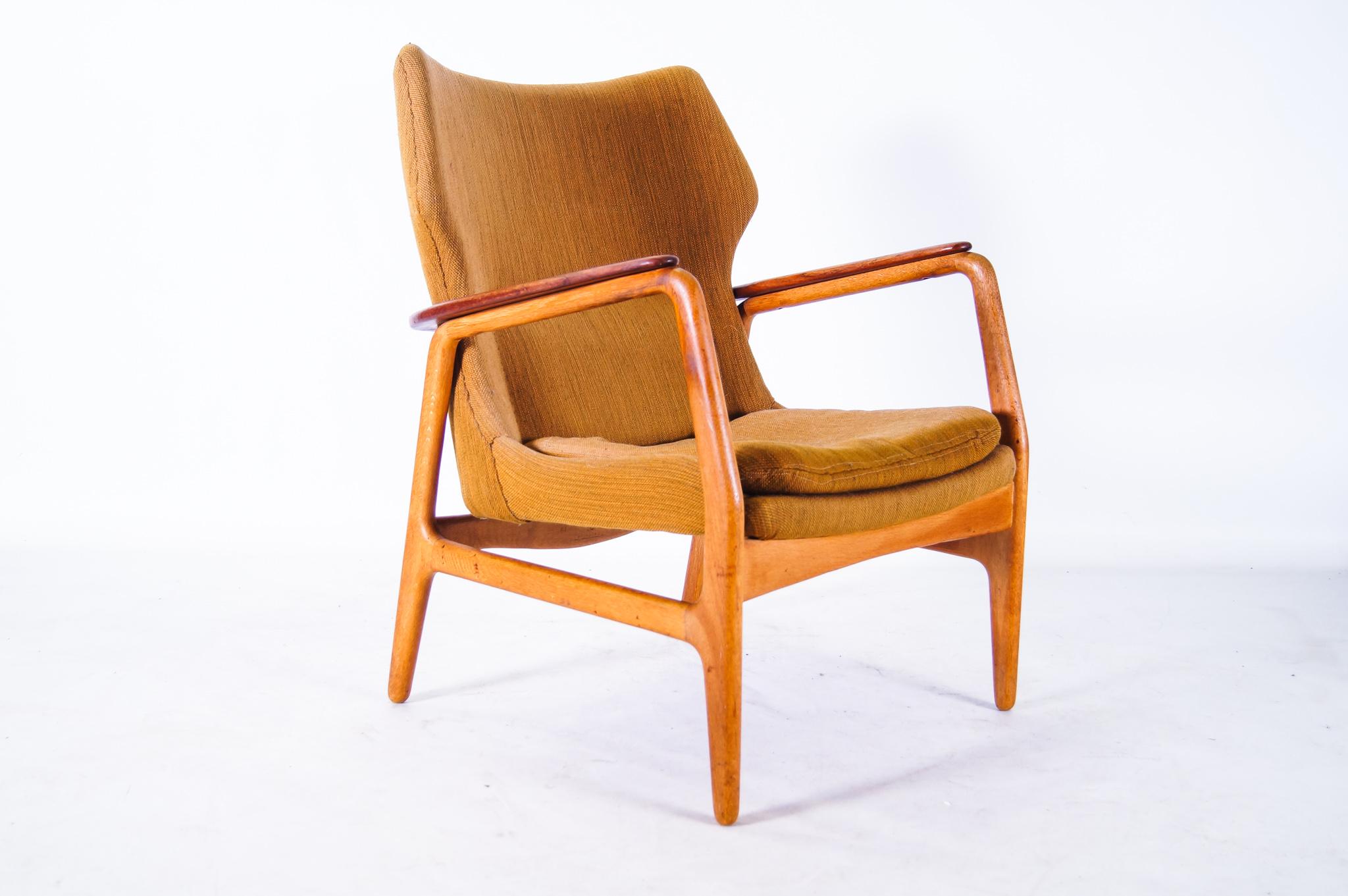 Bovenkamp fauteuil designed by the Danish designer Aksel Bender Madsen for the Dutch furniture company Bovenkamp in the 1960s. What is special about this design is that the armrests continue behind the backrest. Striking in this organic design is