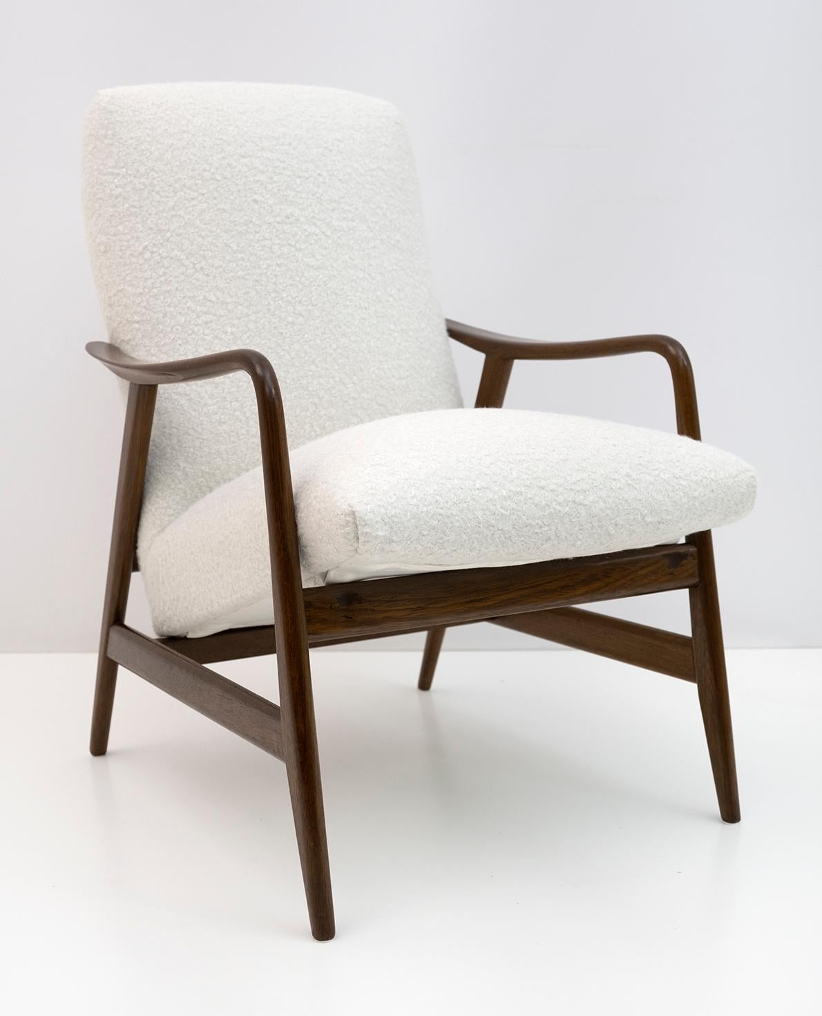 This armchair by Aksel Bender Madsen is executed by Bovenkamp. The Danish designer once again demonstrates his good taste combined with excellent craftsmanship. With the soft white bouclé upholstery, the armchair becomes very inviting. The