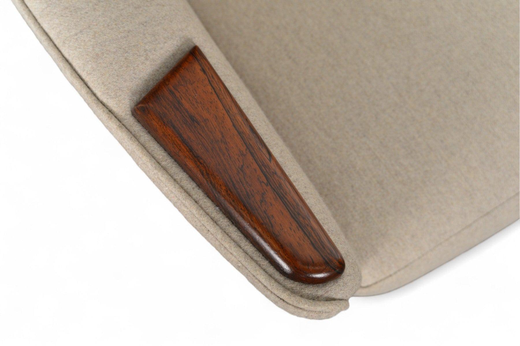 Origine : Danemark
Concepteur : Aksel Bender Madsen + Ejrner Larsen
Fabricant : Fritz Hansen
Époque : 1950
MATERIAL : Bois de rose, laine
Dimensions : 28.25″ de largeur x 27