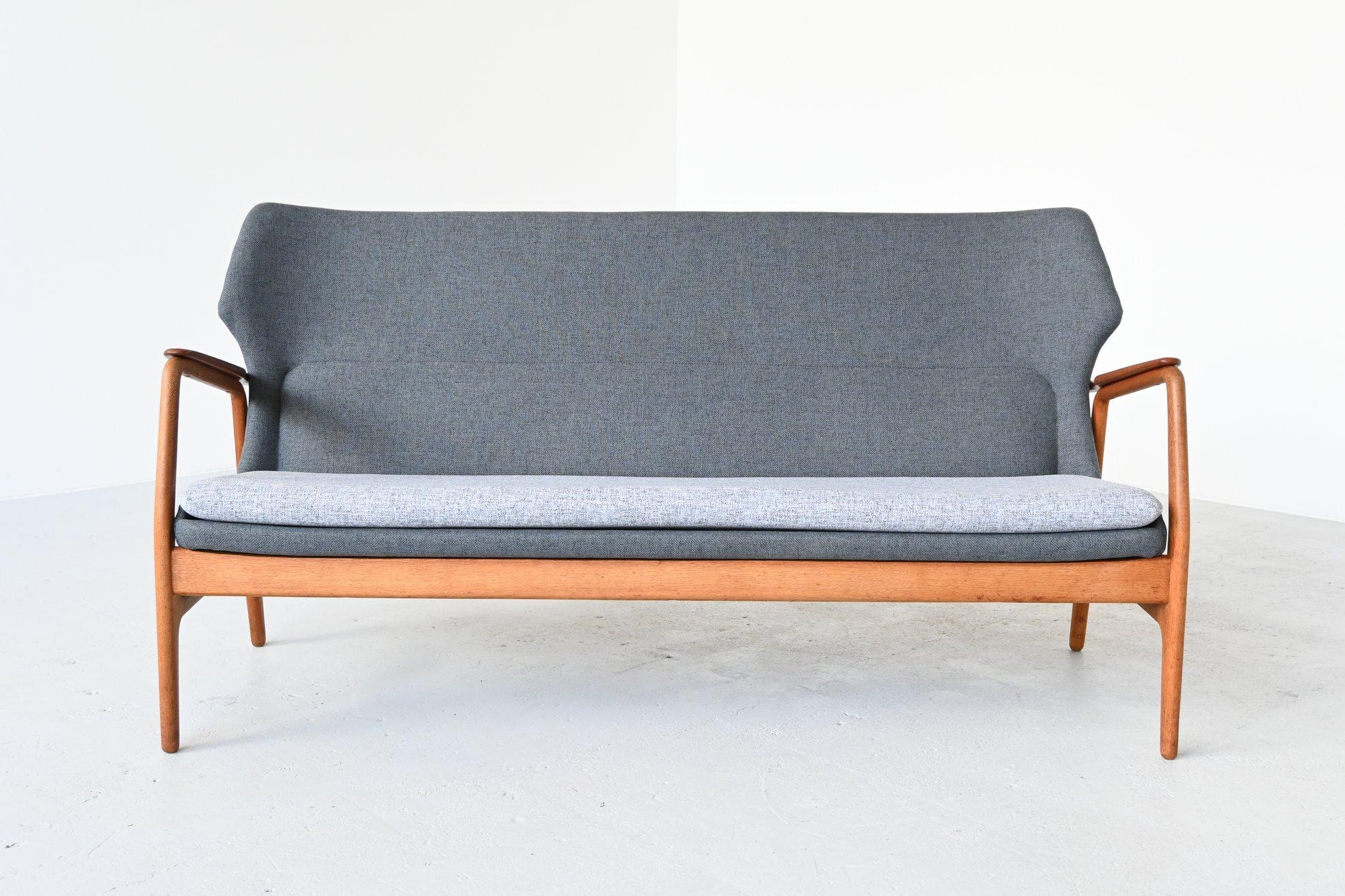 Fantastic shaped lounge sofa designed by Aksel Bender Madsen for Bovenkamp, the Netherlands, 1960. Bovenkamp was known for its high quality and Danish import furniture. This sofa is completely newly upholstered including new foam. We chose for a