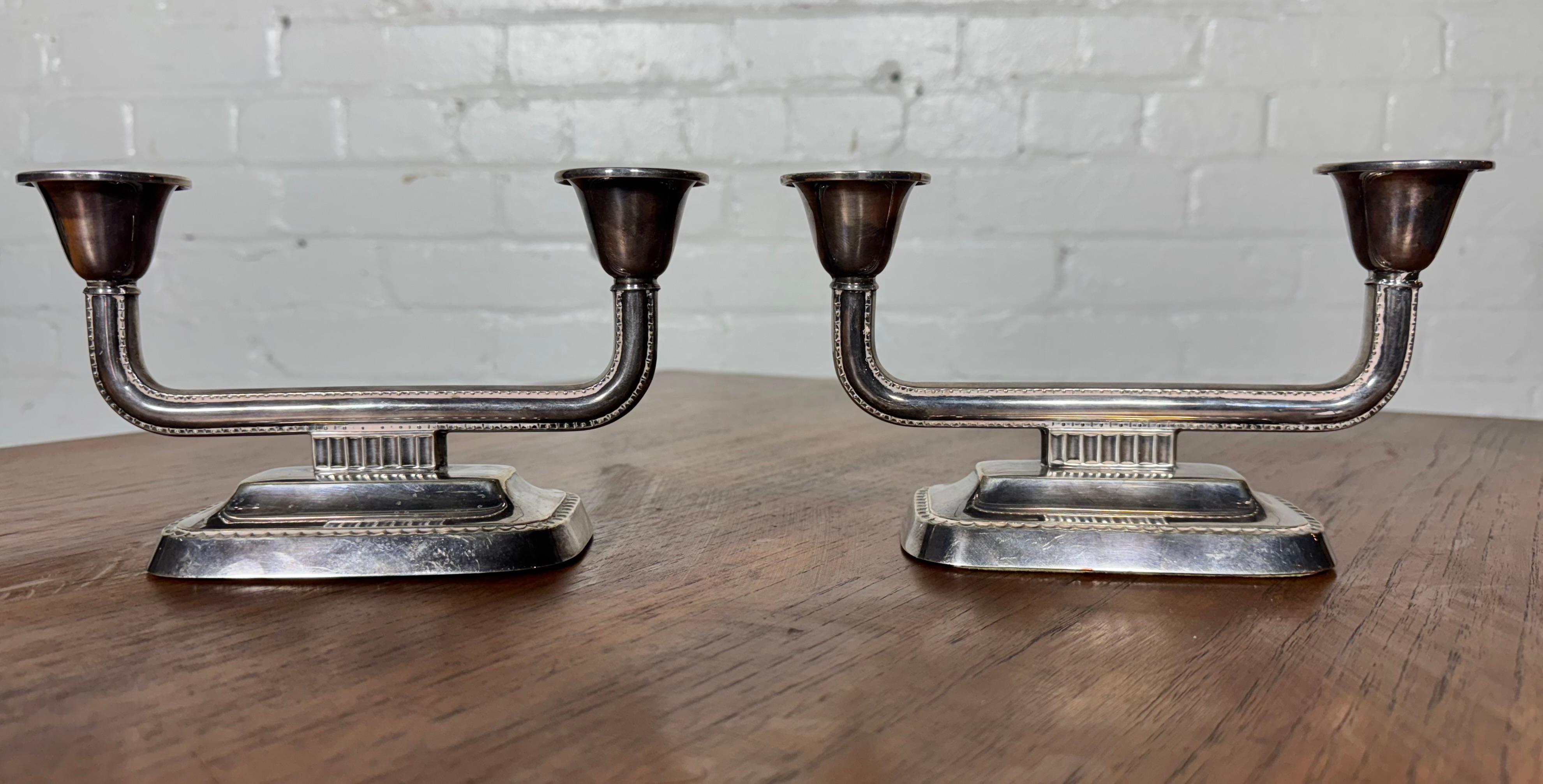 Danese AKSEL HOLMSEN (XIX-XX) Coppia di candelabri ART DECO in argento,  HALLMARK 830 in vendita