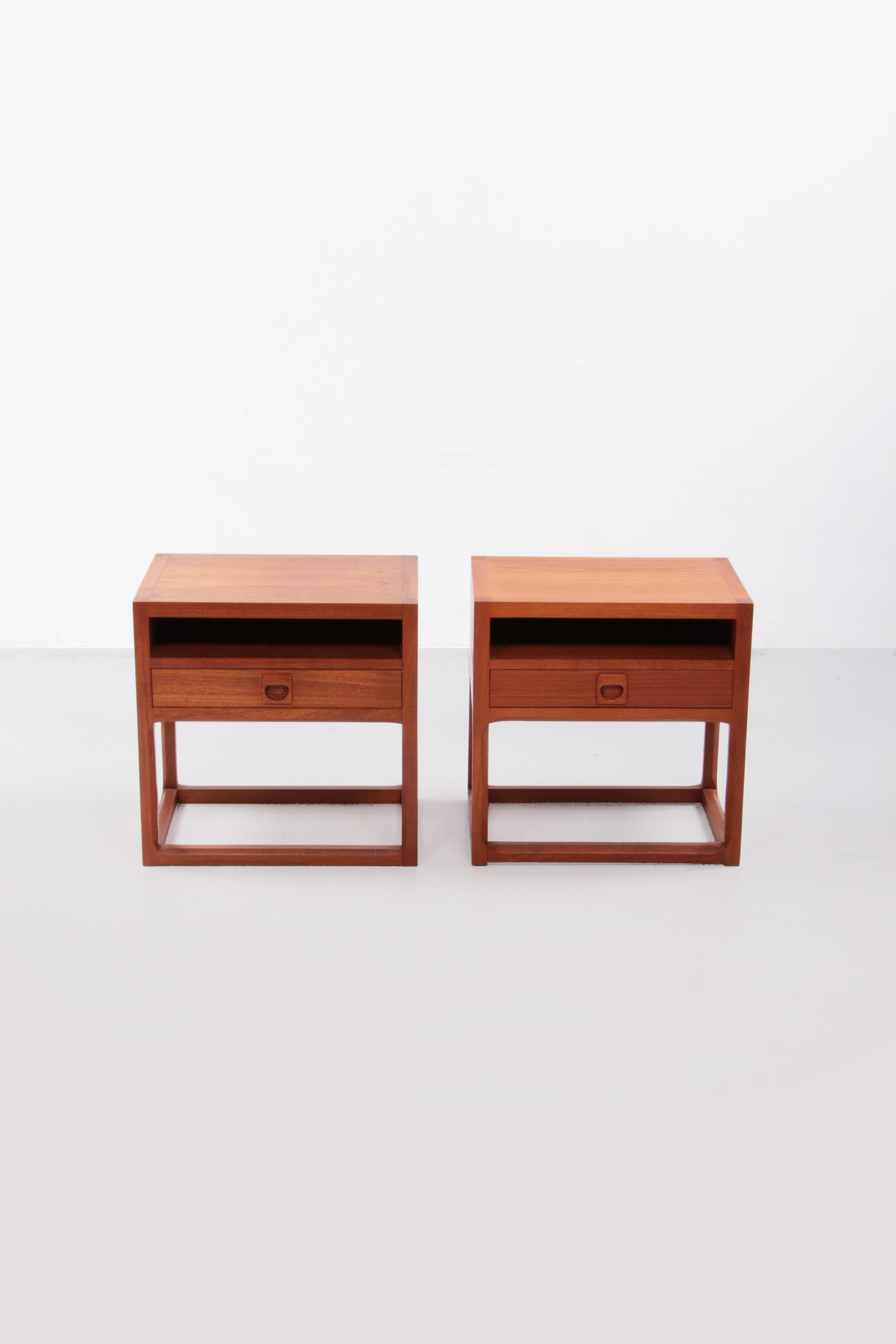 Aksel Kjersgaard Set of 2 bedside tables 1960 Denmark.


This is a rare set of two bedside tables designed by Aksel Kjersgaard.

Made in 1960 in Denmark from teak wood.

A beautifully shaped set with the well-known round finish of Aksel