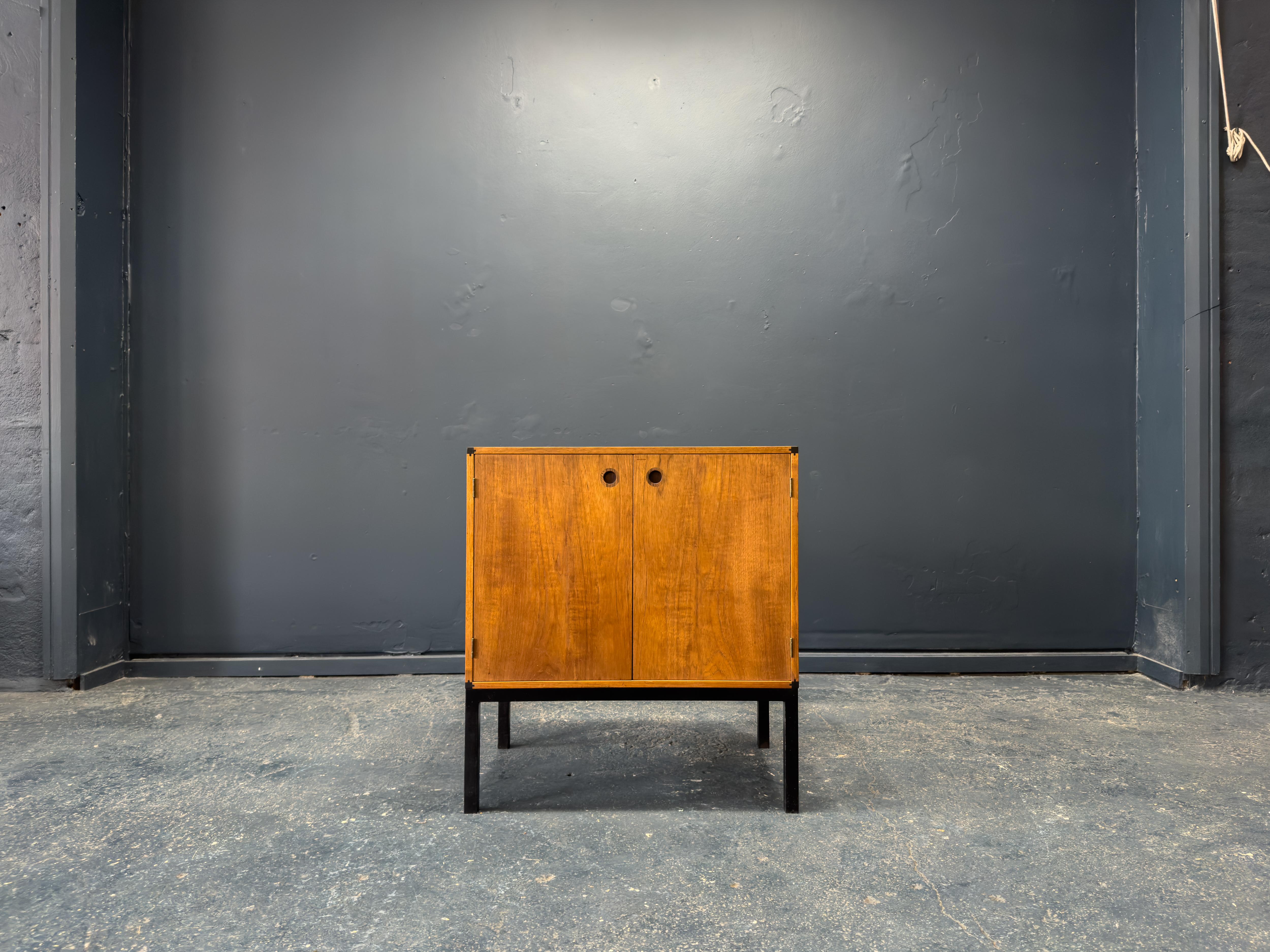 Mid-Century Modern Aksel Kjersgaard Armoire en teck avec pieds en métal en vente