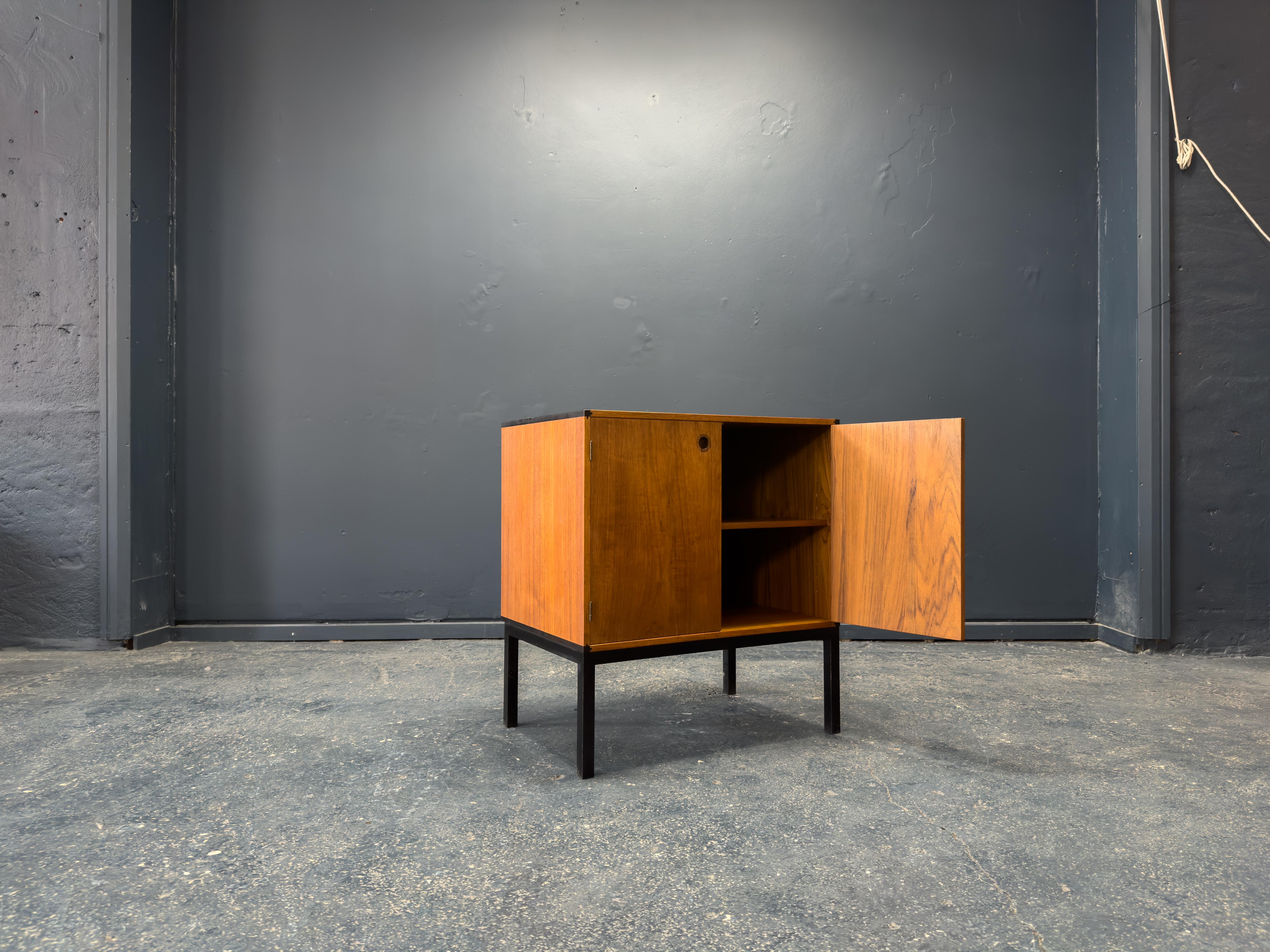 Danois Aksel Kjersgaard Armoire en teck avec pieds en métal en vente
