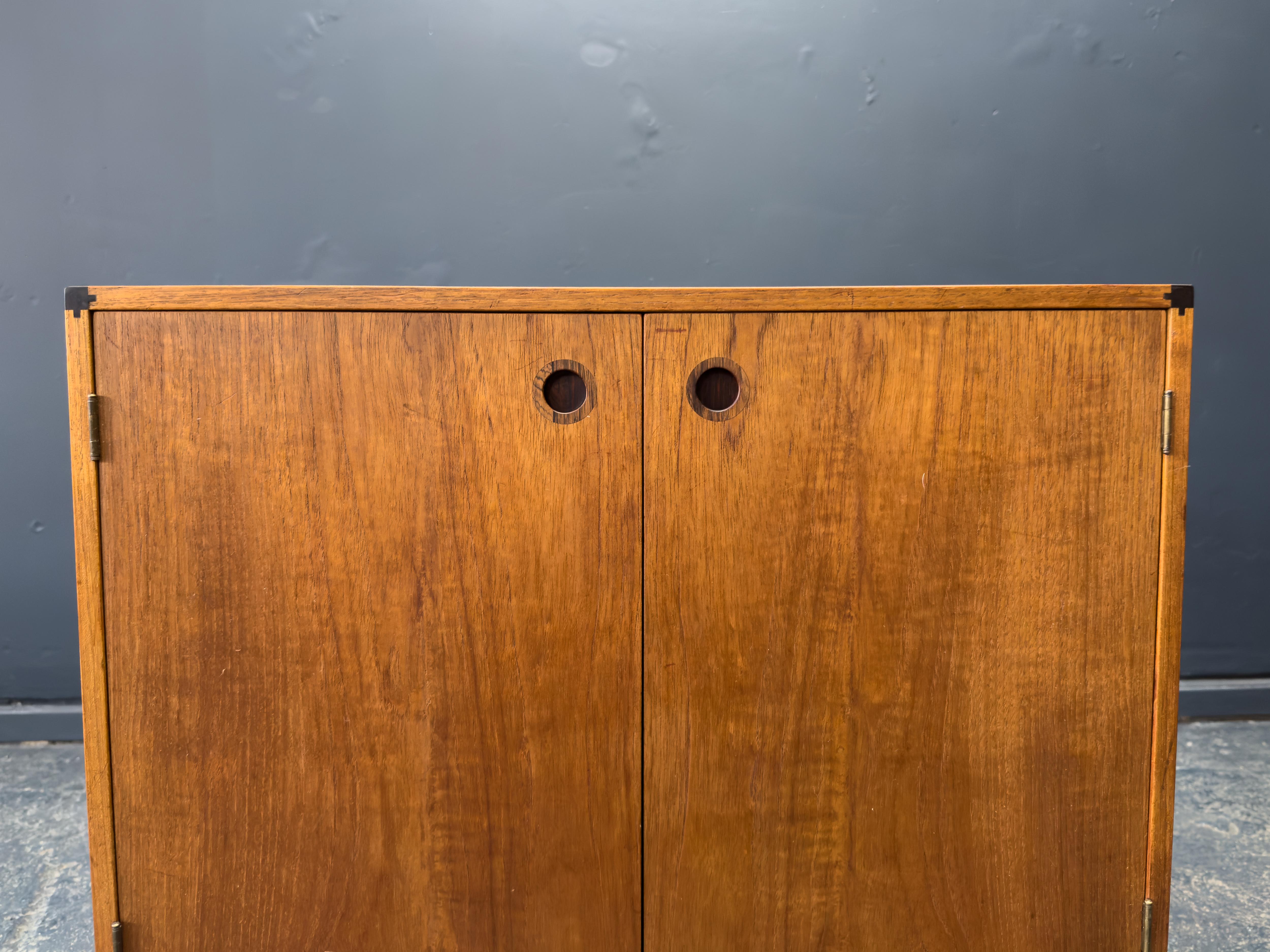 20ième siècle Aksel Kjersgaard Armoire en teck avec pieds en métal en vente
