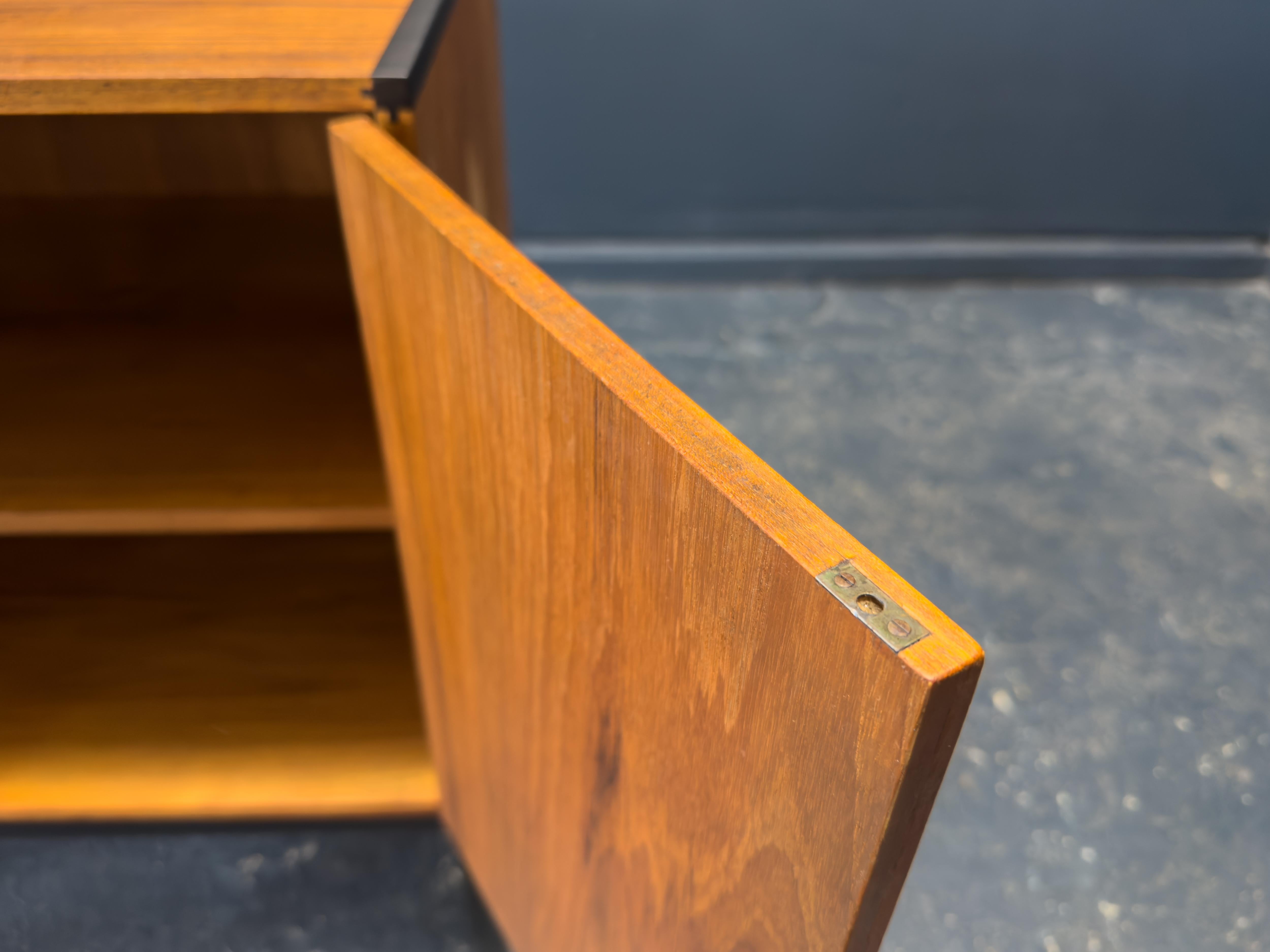 Aksel Kjersgaard Armoire en teck avec pieds en métal en vente 1
