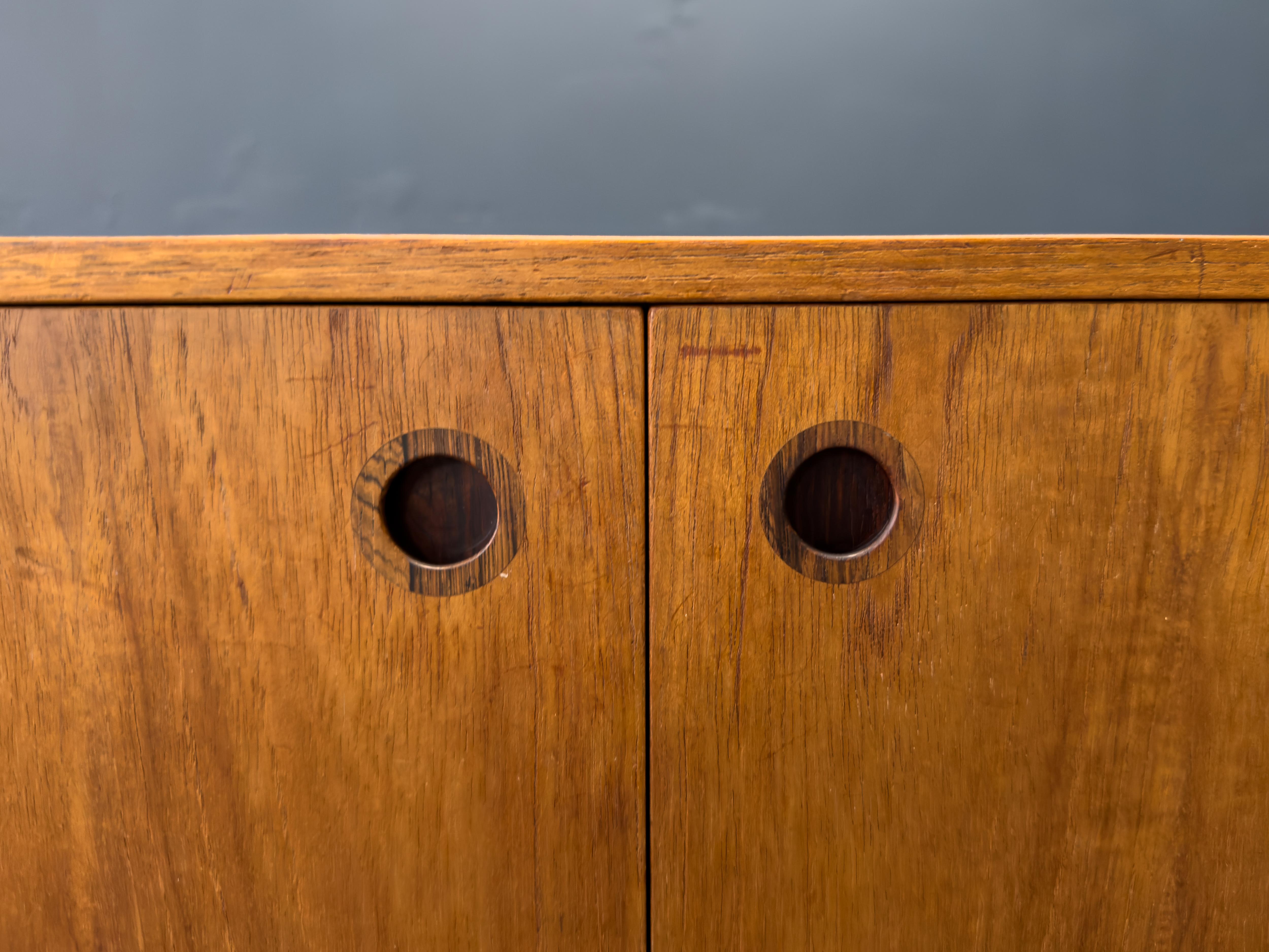 Aksel Kjersgaard Armoire en teck avec pieds en métal en vente 2