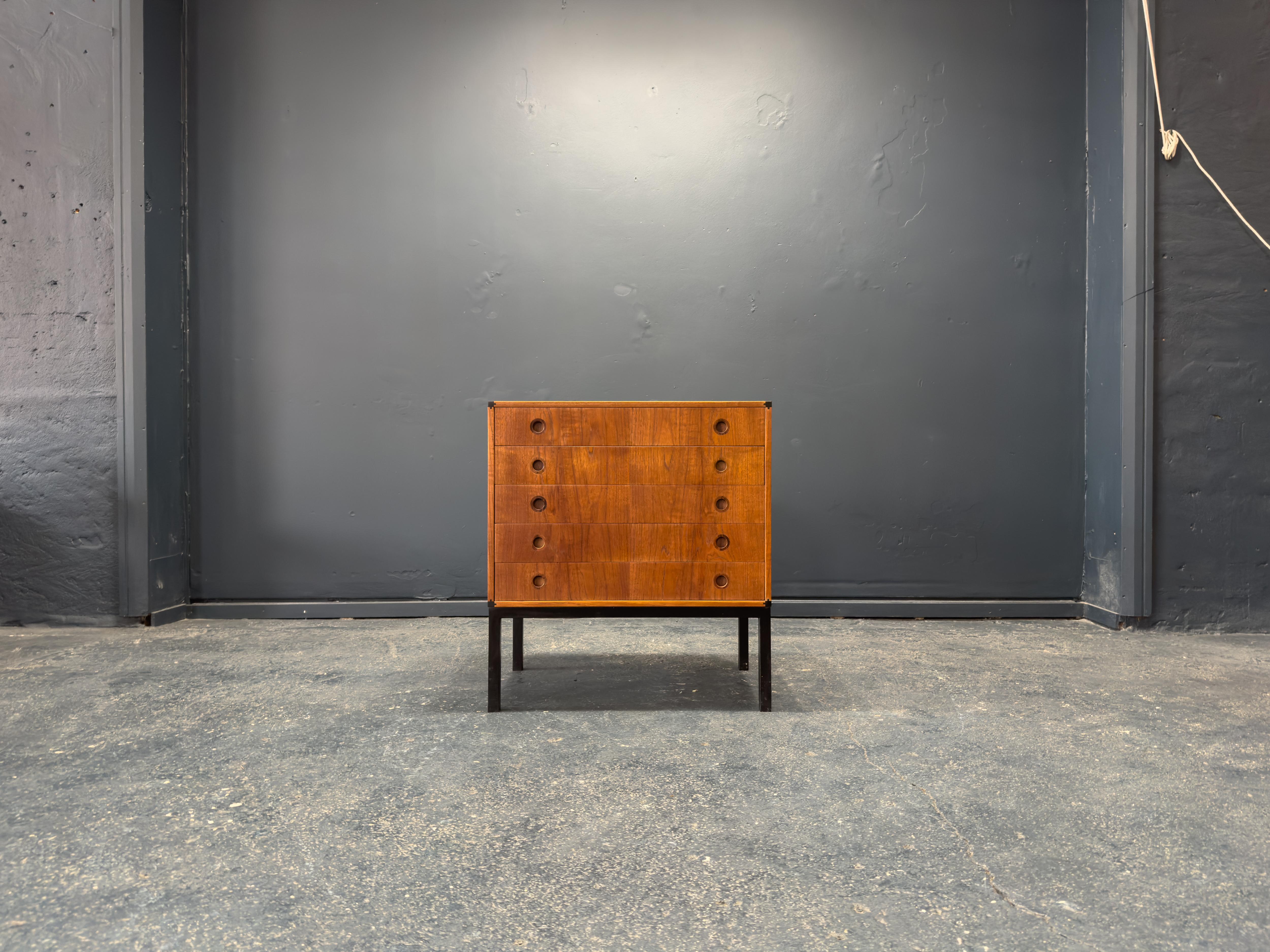 Cette commode d'Aksel Kjersgaard est une expression magistrale du design danois, qui se distingue par ses matériaux raffinés, ses détails astucieux et sa superbe exécution. Fabriquée en teck aux tons chauds et mielleux, la pièce est rehaussée par un