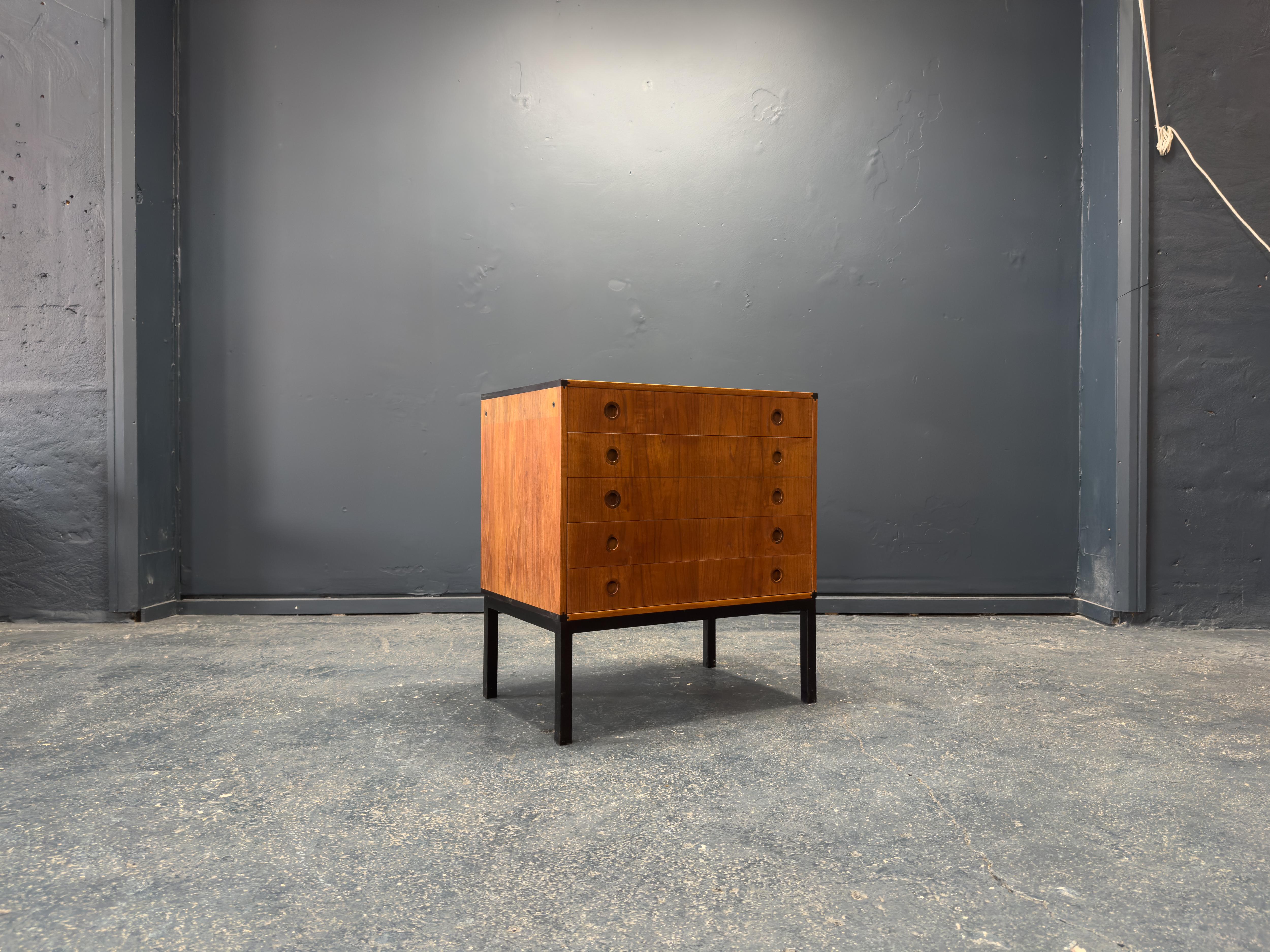 Mid-Century Modern Aksel Kjersgaard Tiroirs en teck avec pieds en métal en vente