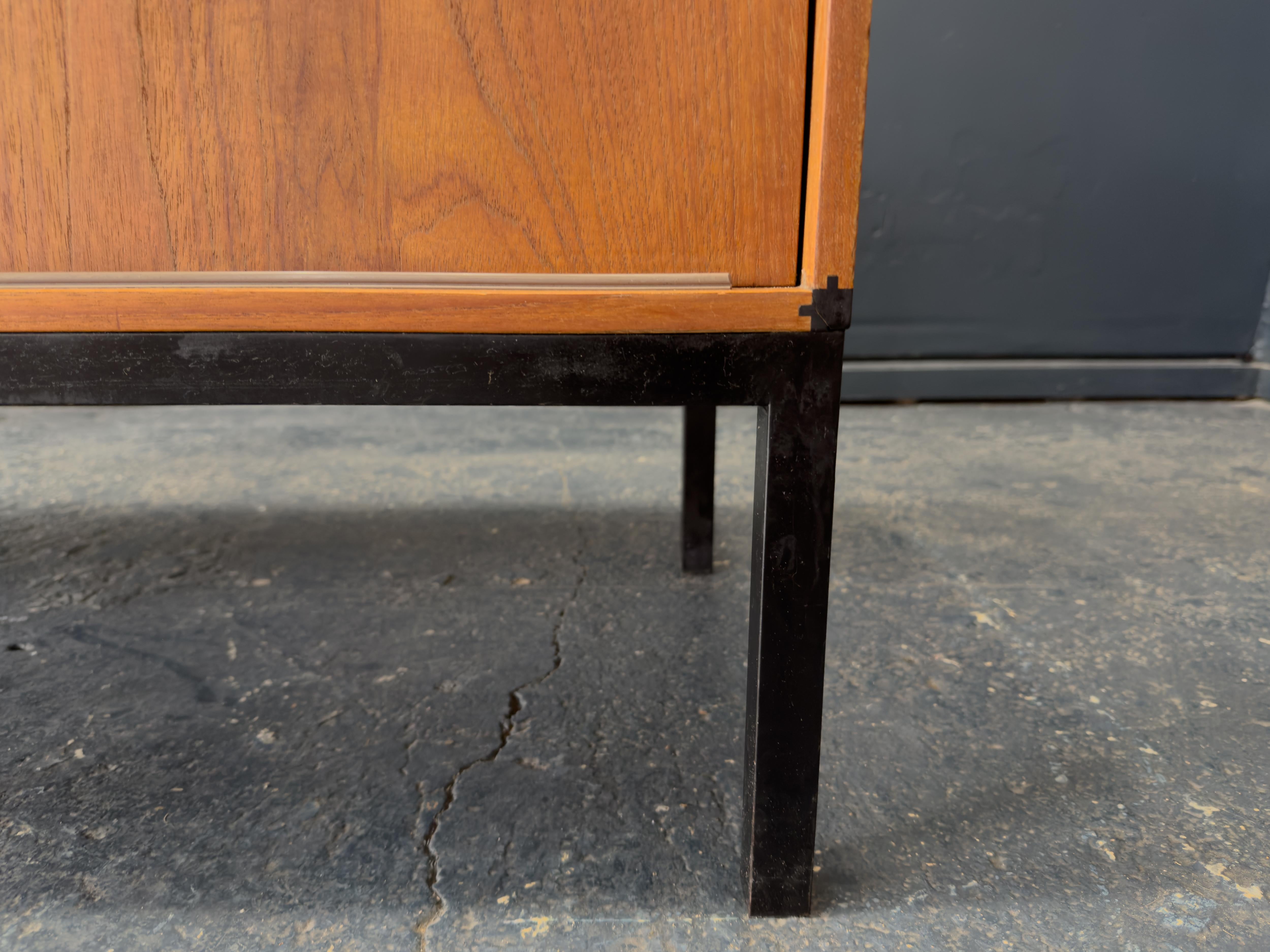 Aksel Kjersgaard Buffet en teck avec pieds en métal en vente 6