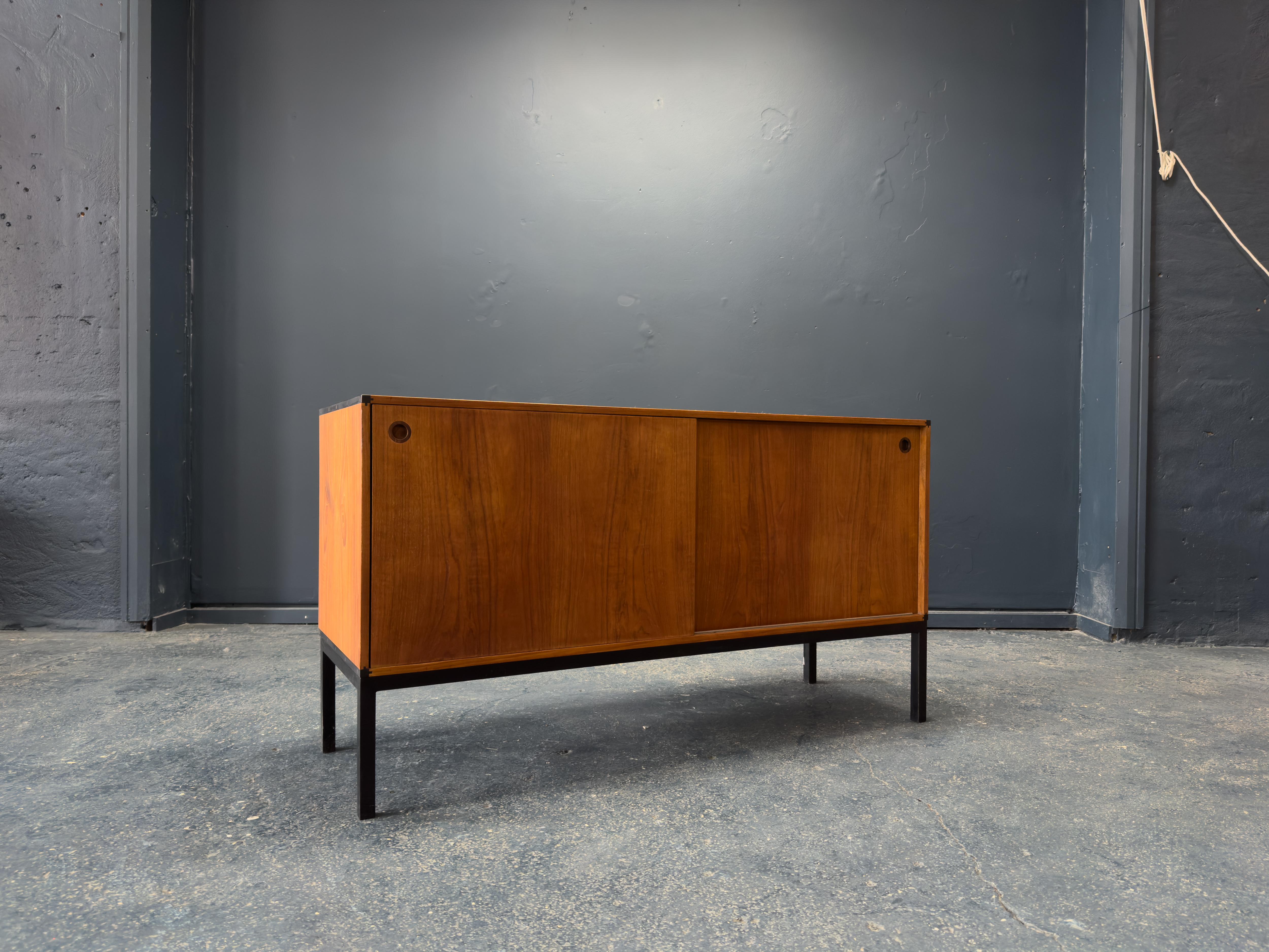 Aksel Kjersgaard Buffet en teck avec pieds en métal Bon état - En vente à London, GB