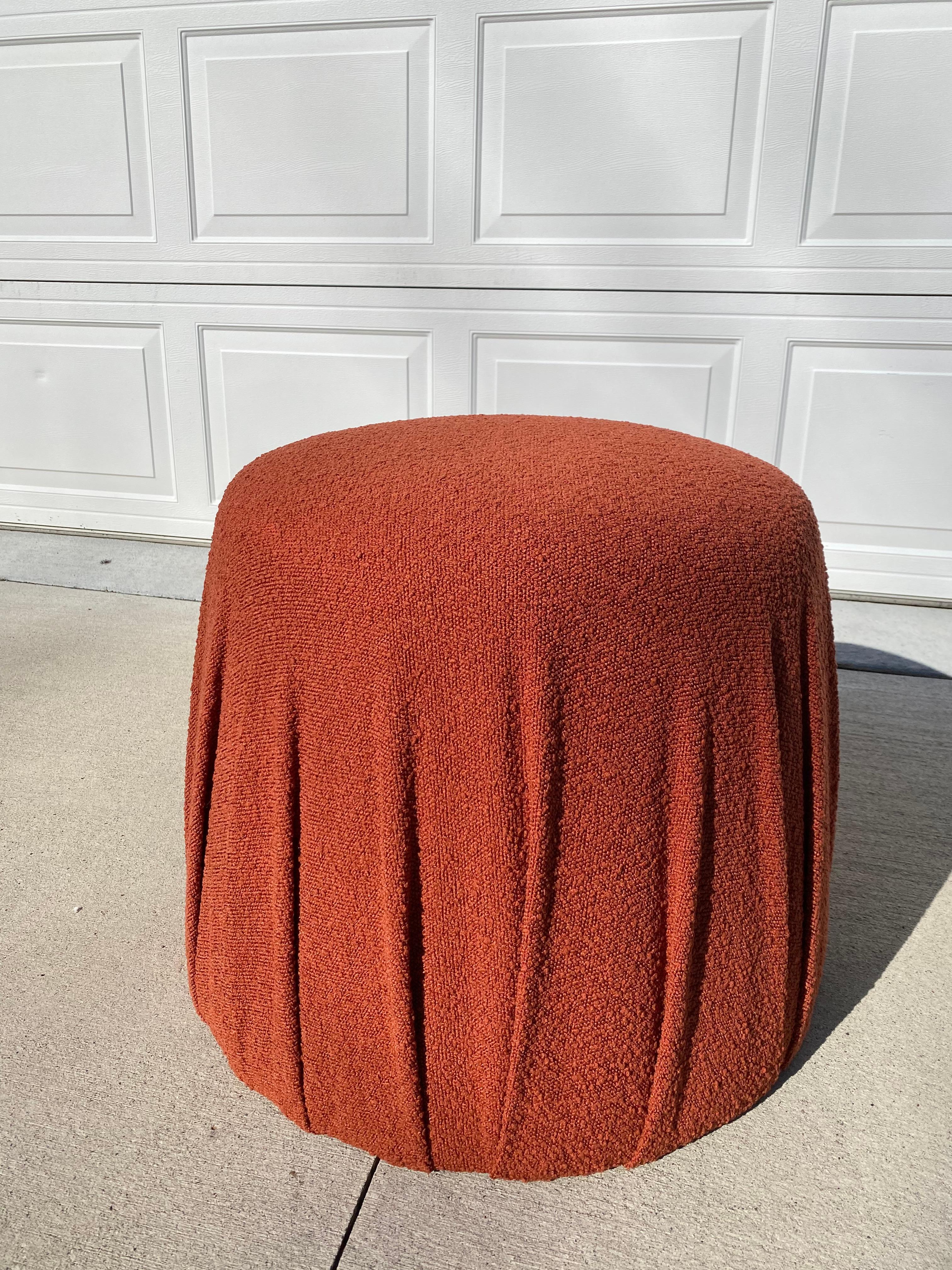 Apportez un peu d'art moderne organique sous la forme d'un siège suppl�émentaire dans n'importe quelle pièce avec notre grand Pouf Aksel dans un tissu Boucle Orange performant.  Ils sont fabriqués à la main par notre atelier de tapisserie