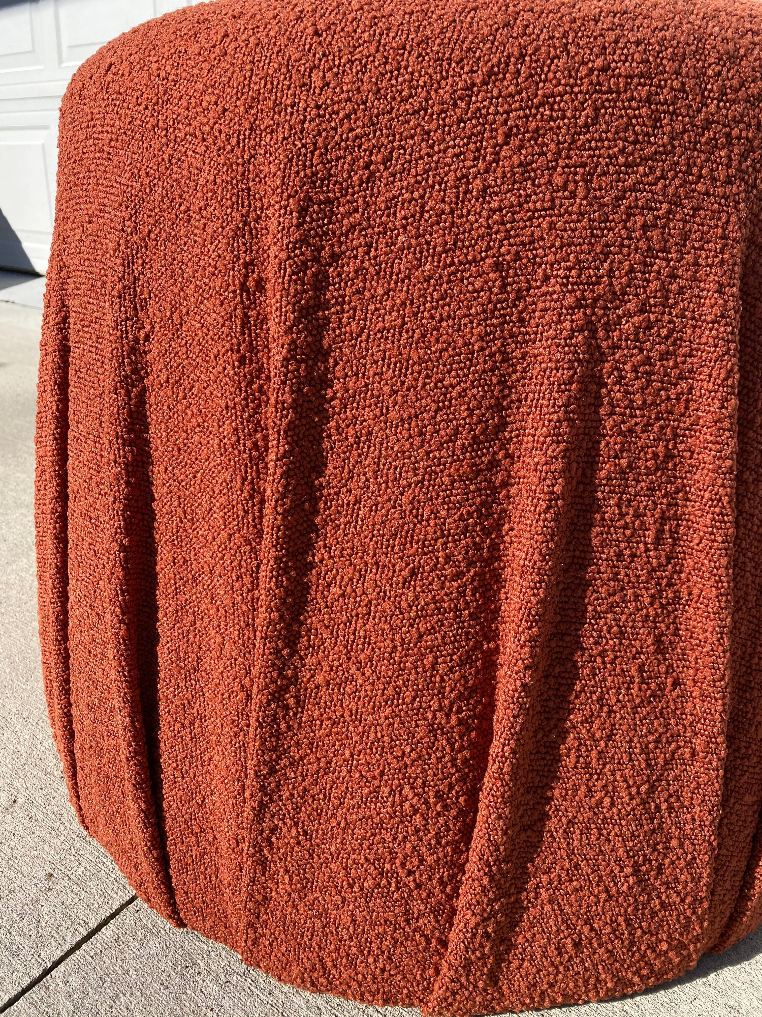 Fait main Aksel Large Pouf/Tabouret-Orange Boucle en vente