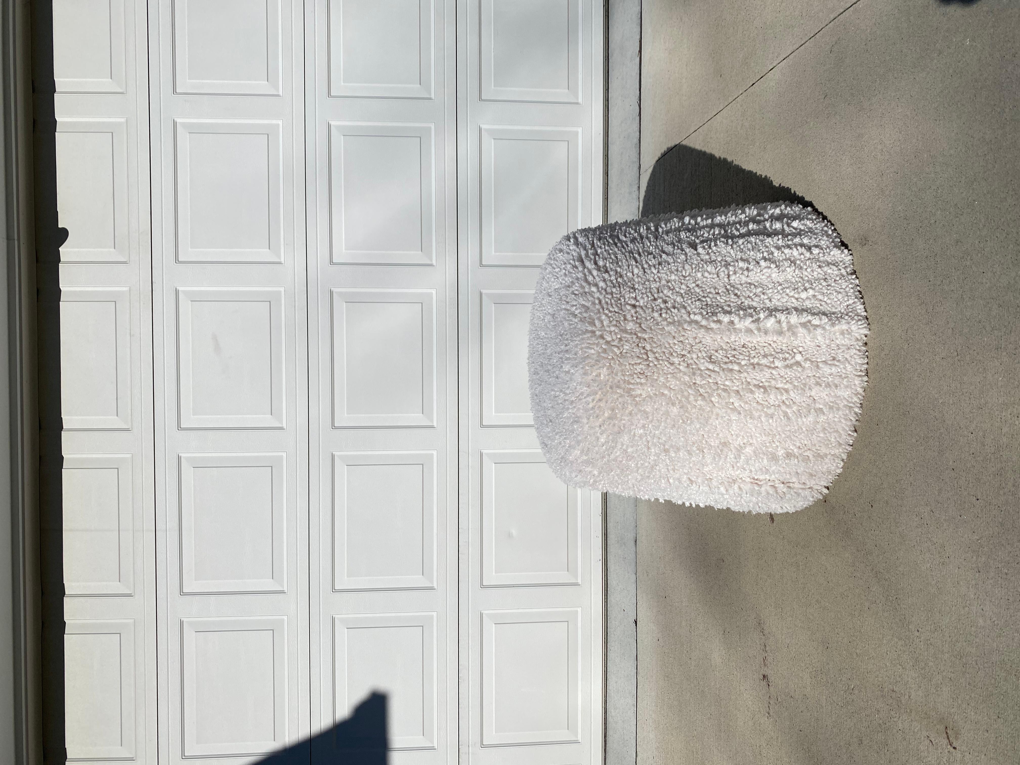Bringen Sie organische, moderne Kunst in Form einer zusätzlichen Sitzgelegenheit in jeden Raum mit unserem Aksel Large Pouf in einem frischen weißen Shaggy Faux Fur Stoff.  Sie werden in unserer Polsterei in Medina, Ohio, handgefertigt und bestehen