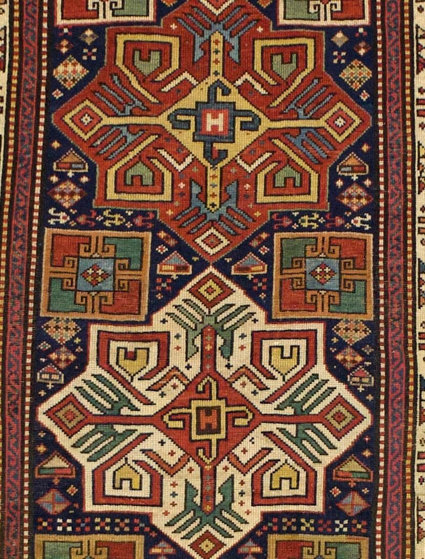 Akstafa Flächenteppich 3'7 x 11'6 (21. Jahrhundert und zeitgenössisch) im Angebot