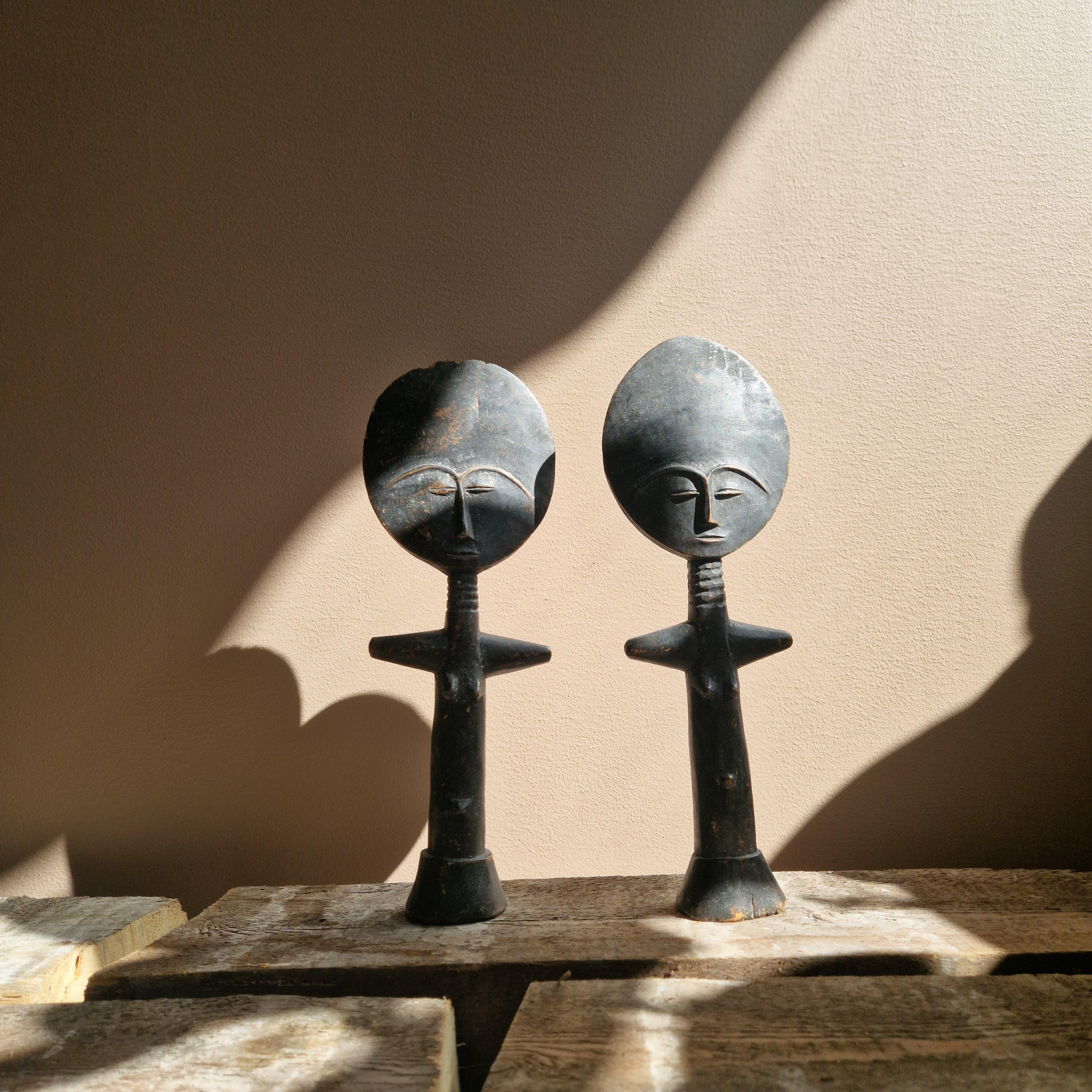 A pair of Akua´ba (Akuba/Akwaba) fertility dolls from Ghana. 20th century. 2 disc-headed carved figures, similar but not identical.

Good condition. Signs of wear consistent with age.