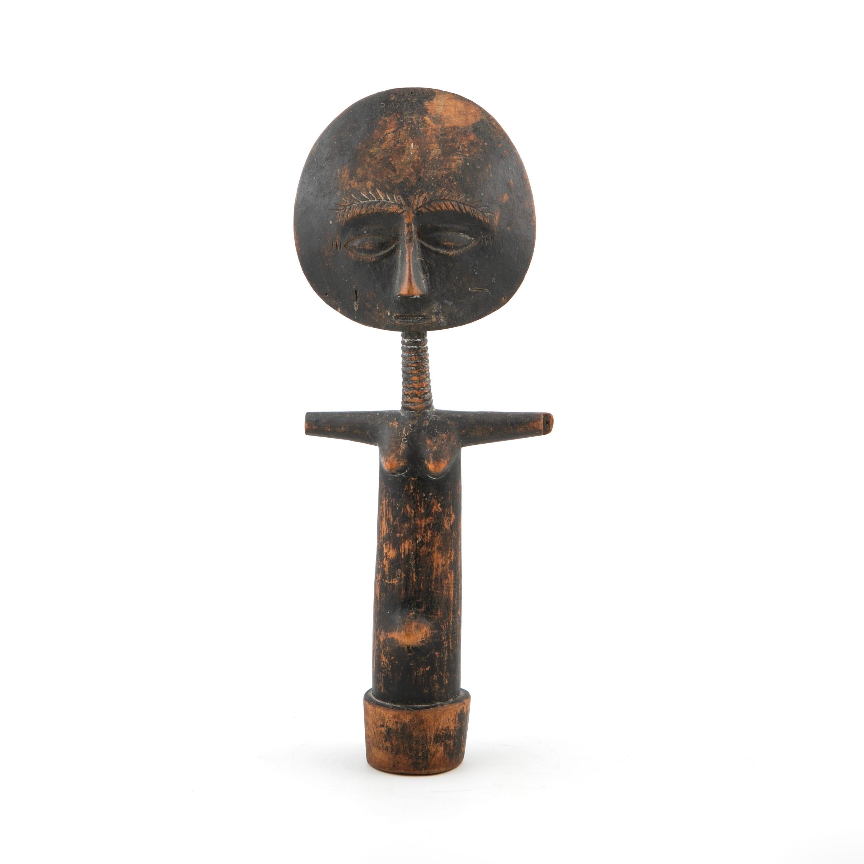 Akuaba aus geschnitztem Holz, manchmal auch als Ashanti-Puppe oder Fanti-Puppe bekannt.
Unberührter Zustand mit schöner natürlicher, altersbedingter Patina.
Akua'ba (manchmal auch Akwaba oder Akuba genannt) sind rituelle Fruchtbarkeitspuppen aus