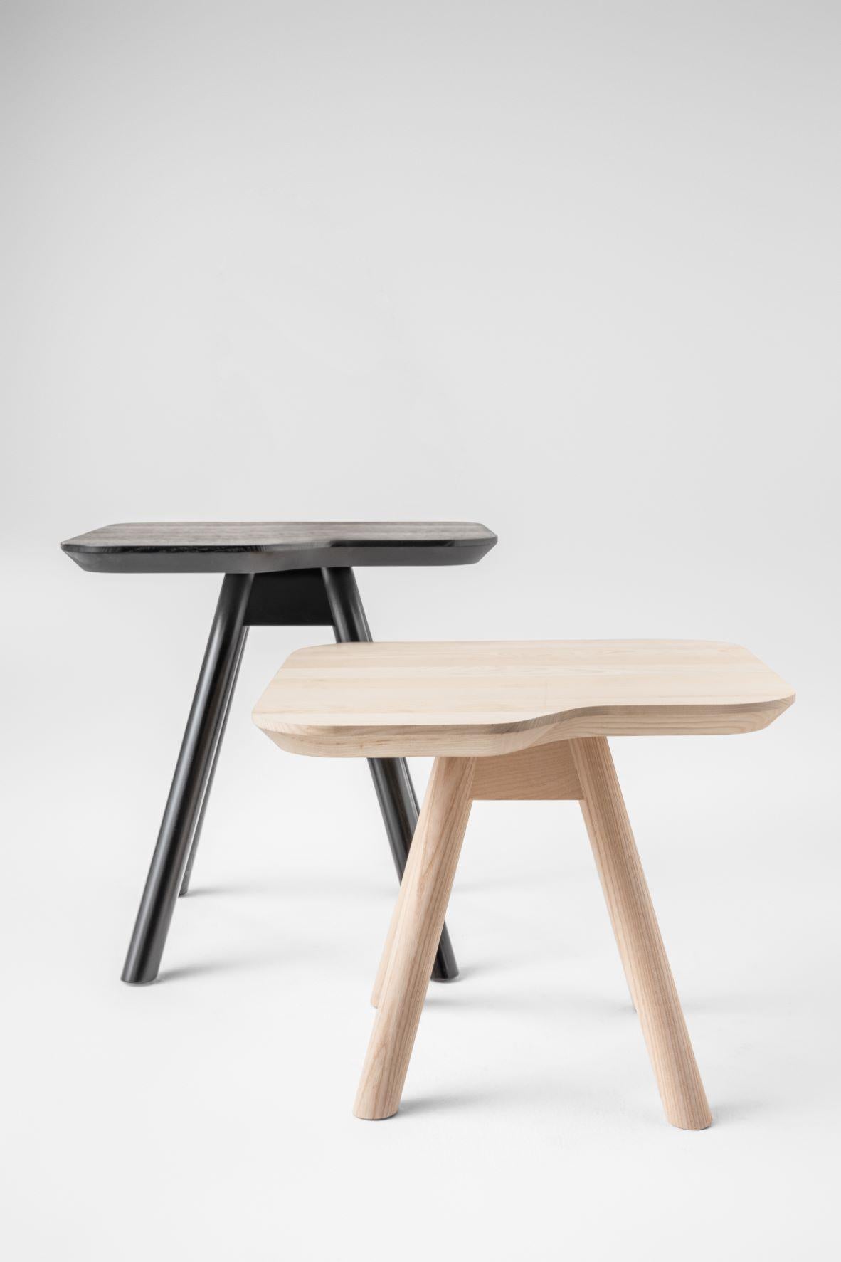 A collection of coffee tables with an irregular, rounded top and trestle legs reminiscent of the archetypal table. The Aky Small Tables enrich the living room area with a pleasantly minimal look, featuring calibrated dimensions and striking