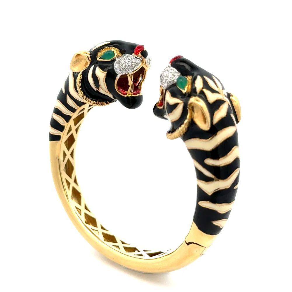 Semplicemente bello! Bracciale con cerniera in oro firmato Al Angiolino & Zogno. Questo pezzo di proprietà è una splendida testimonianza dell'impeccabile maestria del design dei gioielli italiani. Il bracciale è caratterizzato da una tigre regale