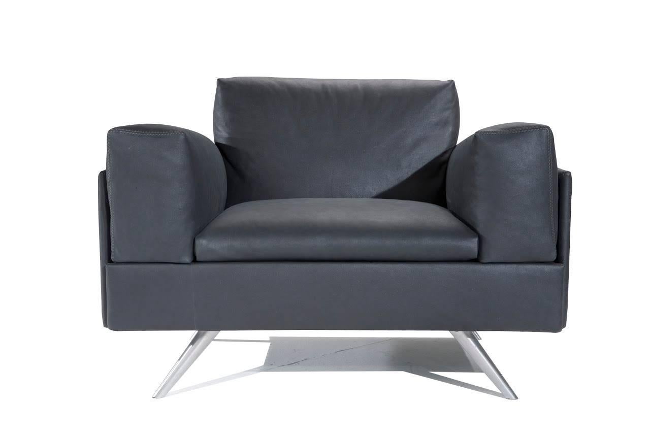 It is a sofa and armchair, stretched chaise lounge and ottoman. Made with memory foam, it allows for a total comfort and, at the same time, the self-reshaping of the seat, once getting up from the sofa. It's got imposing shapes, even with such