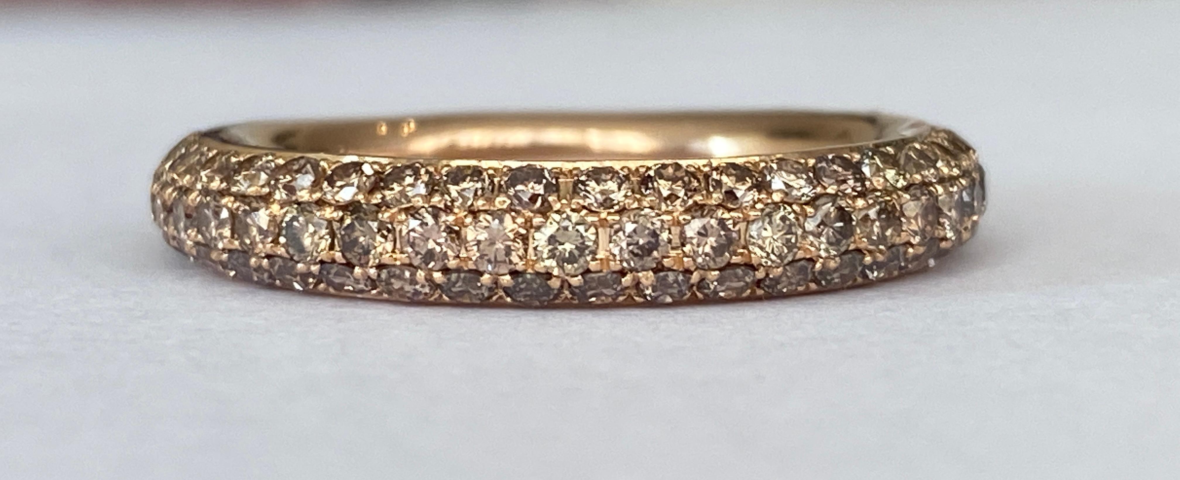Dieser Ring gehört zu der wunderschönen Amori Collection. Diese Serie besteht aus Luxusschmuck, der mit Diamanten veredelt ist. Dieser Diamantring aus 18 Karat Roségold ist eine wunderschöne Luxusversion. Der Ring ist mit champagnerfarbenen