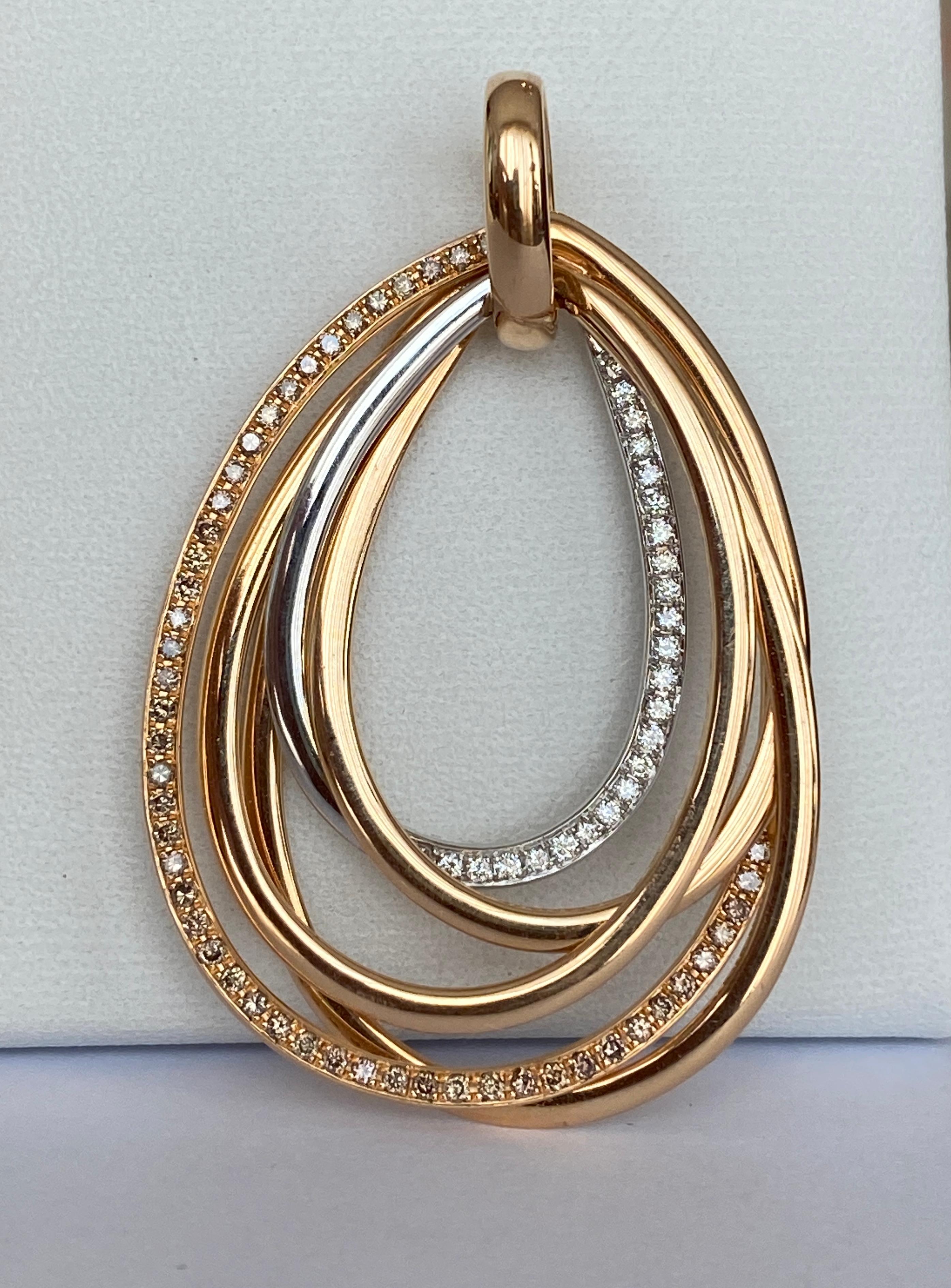 Offered Al Coro, 18 kt gold Serenata pendant, made up of several loops in rose  and white gold, partly set with white 24 stones brilliant cut diamonds – 0,16 ct G/VS  and 52 brown brilliant cut diamonds -0,33 ct. VS/SI .
Weight: 7.4