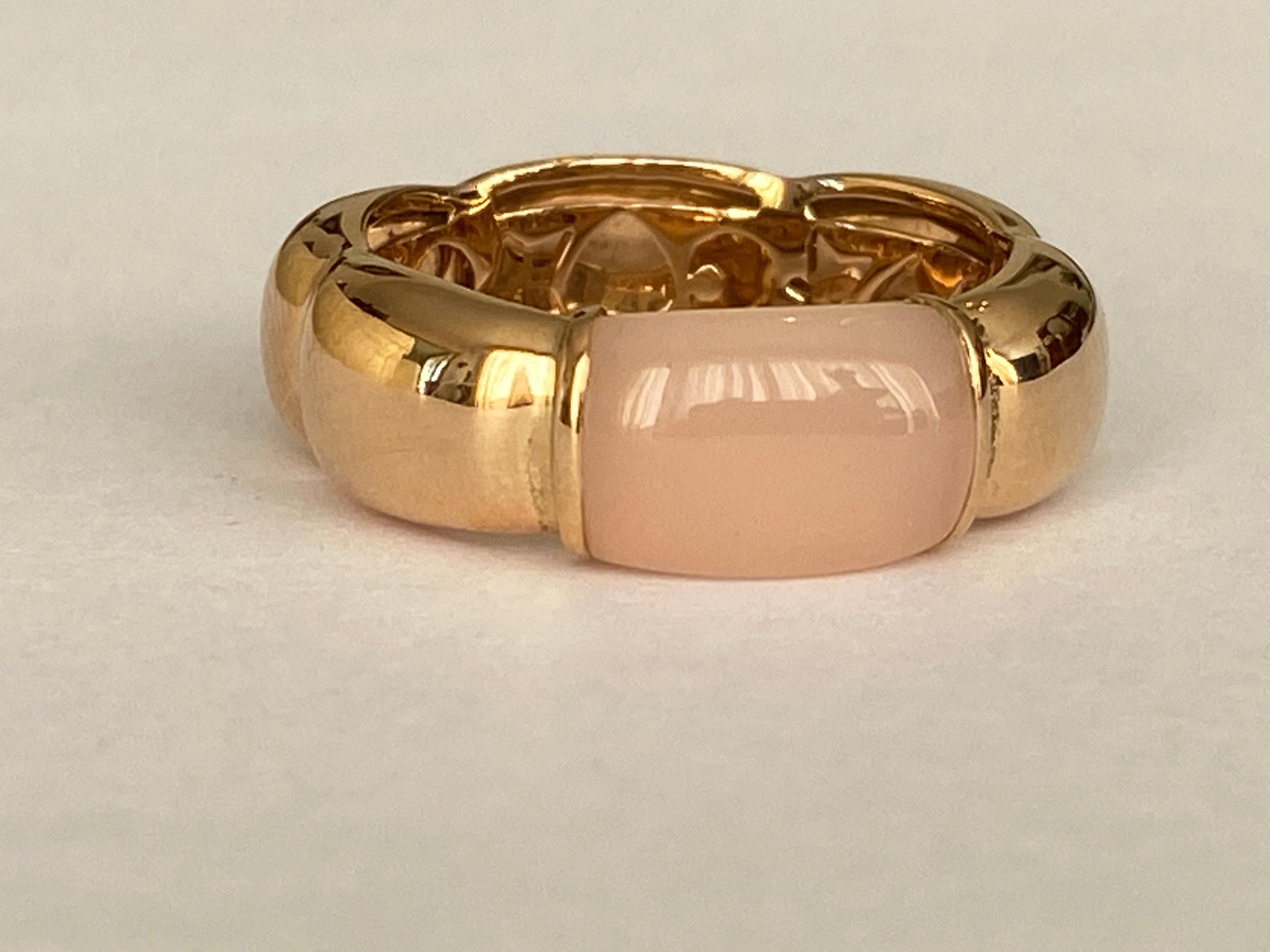 Offered Al Coro La Piazza 18k rose gold ring with one cabochon cut chalcedony. In good condition. Hallmarks: signed: Al Coro, Dutch hallmark 750, Parome b.v. Handelsbond Rotterdam (PE+).
 Ring size: 17.5 mm / 55 mm/7 USA size
Sizes:8mm*23mm
Weight: