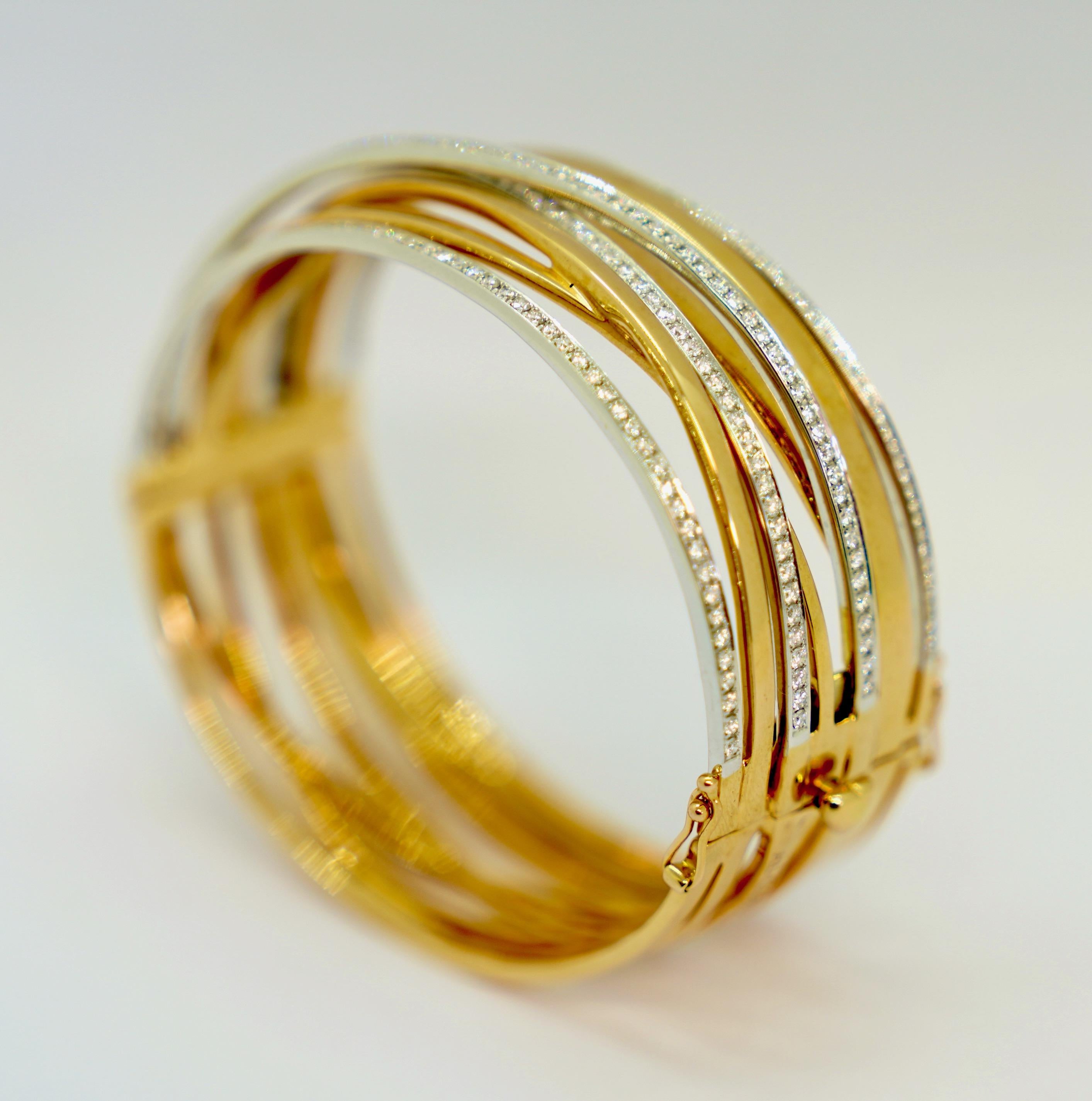 Luxurious Al Coro Serenata ladies' bangle in 18k rose gold and white gold with diamonds
Including certificate of authenticity.

We also have the matching ring on offer!

Description:

Experience the timeless elegance and masterful craftsmanship of