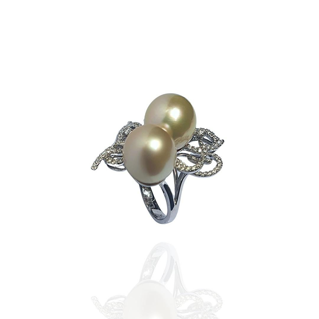 The Al Majed Jewellery Arabesque ring is an elegant and sophisticated creation, crafted from South Sea pearls and diamonds.

Inspired by the art of arabesque, this ring features a unique design that strikes a perfect balance between beauty and
