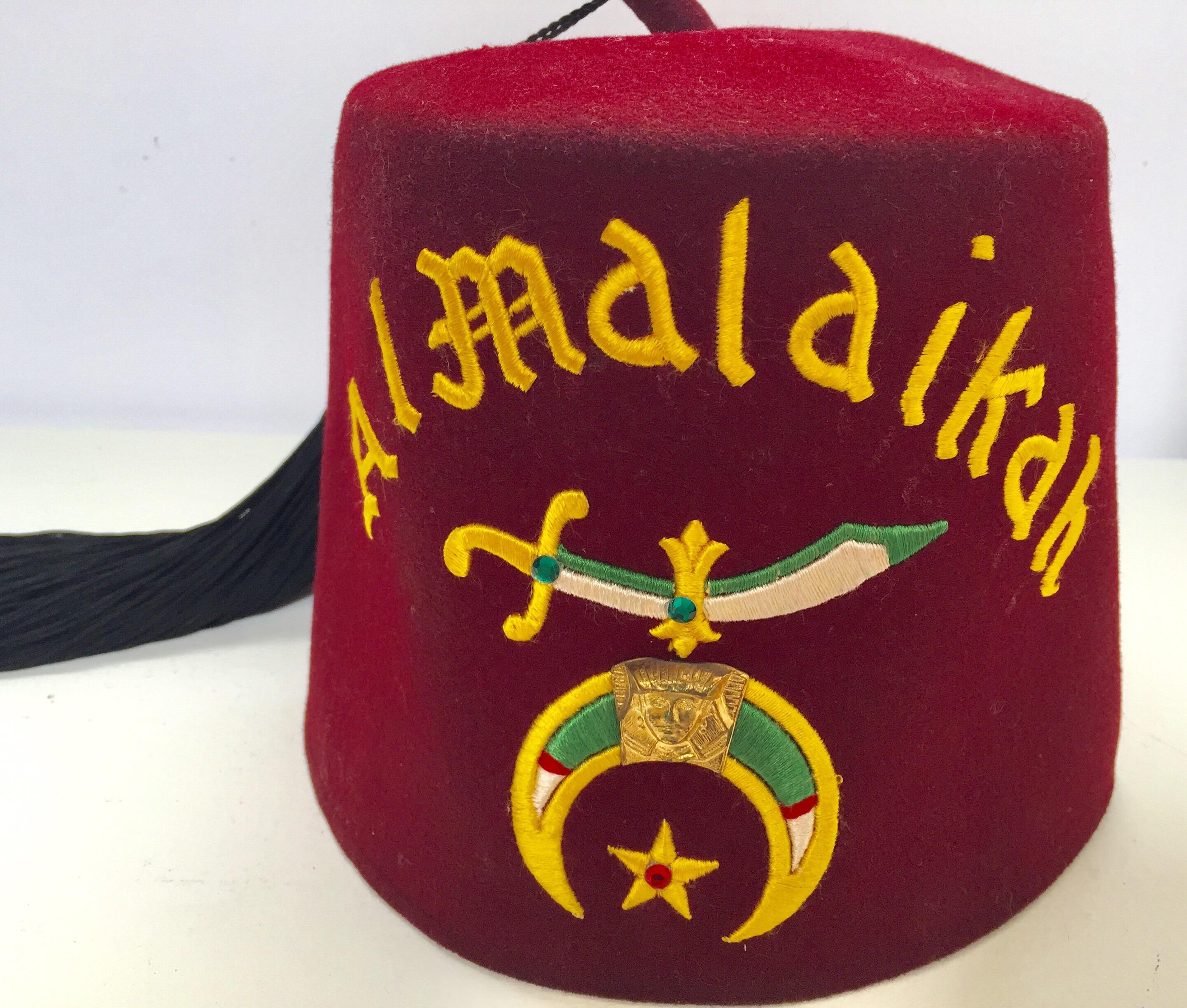 AL Malaikah - Chapeau vintage en laine bourgogne iconique pour sanctuaire maçonnique - Chapeau à franges en vente 3