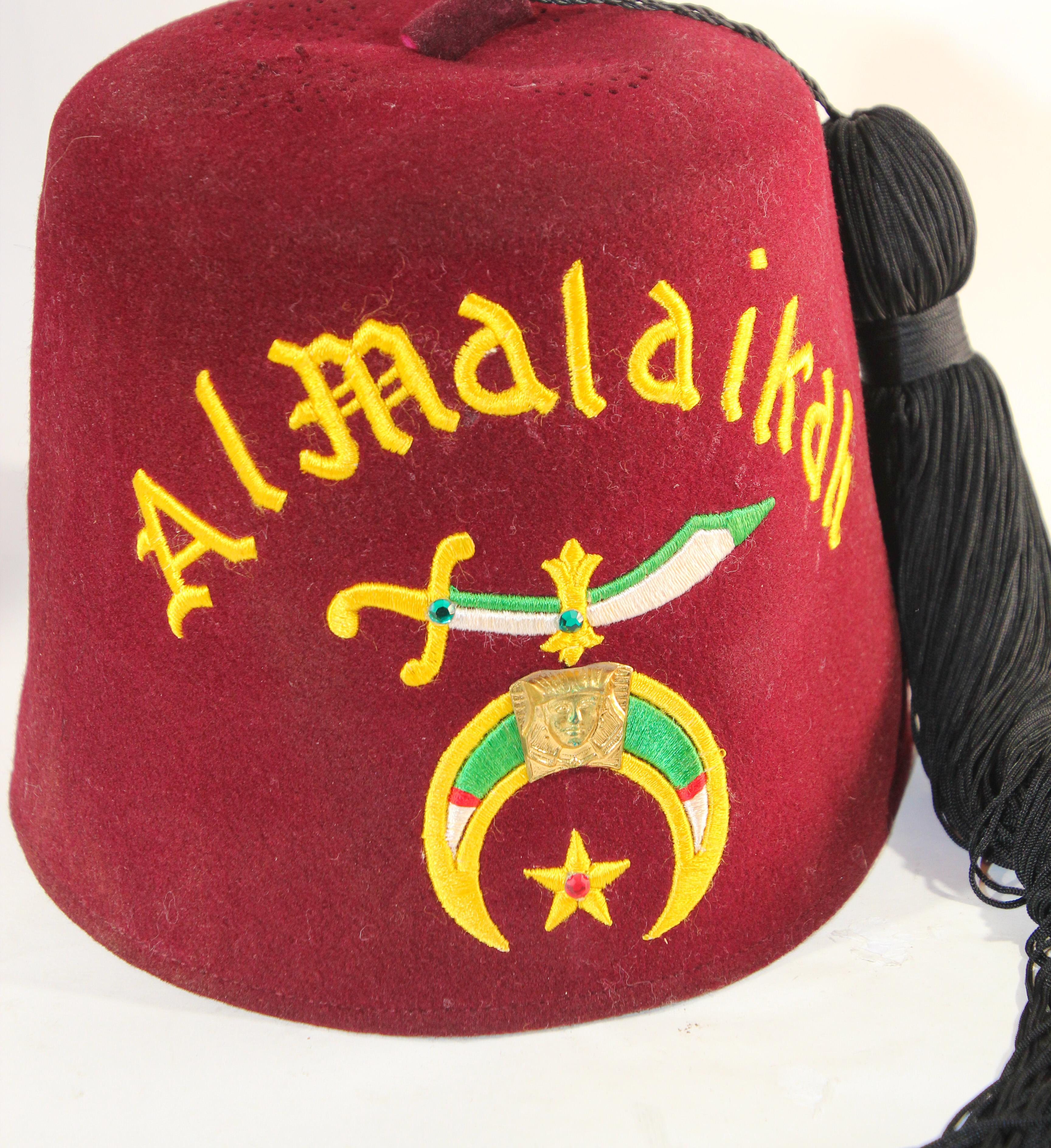 AL Malaikah - Chapeau vintage en laine bourgogne iconique pour sanctuaire maçonnique - Chapeau à franges en vente 5