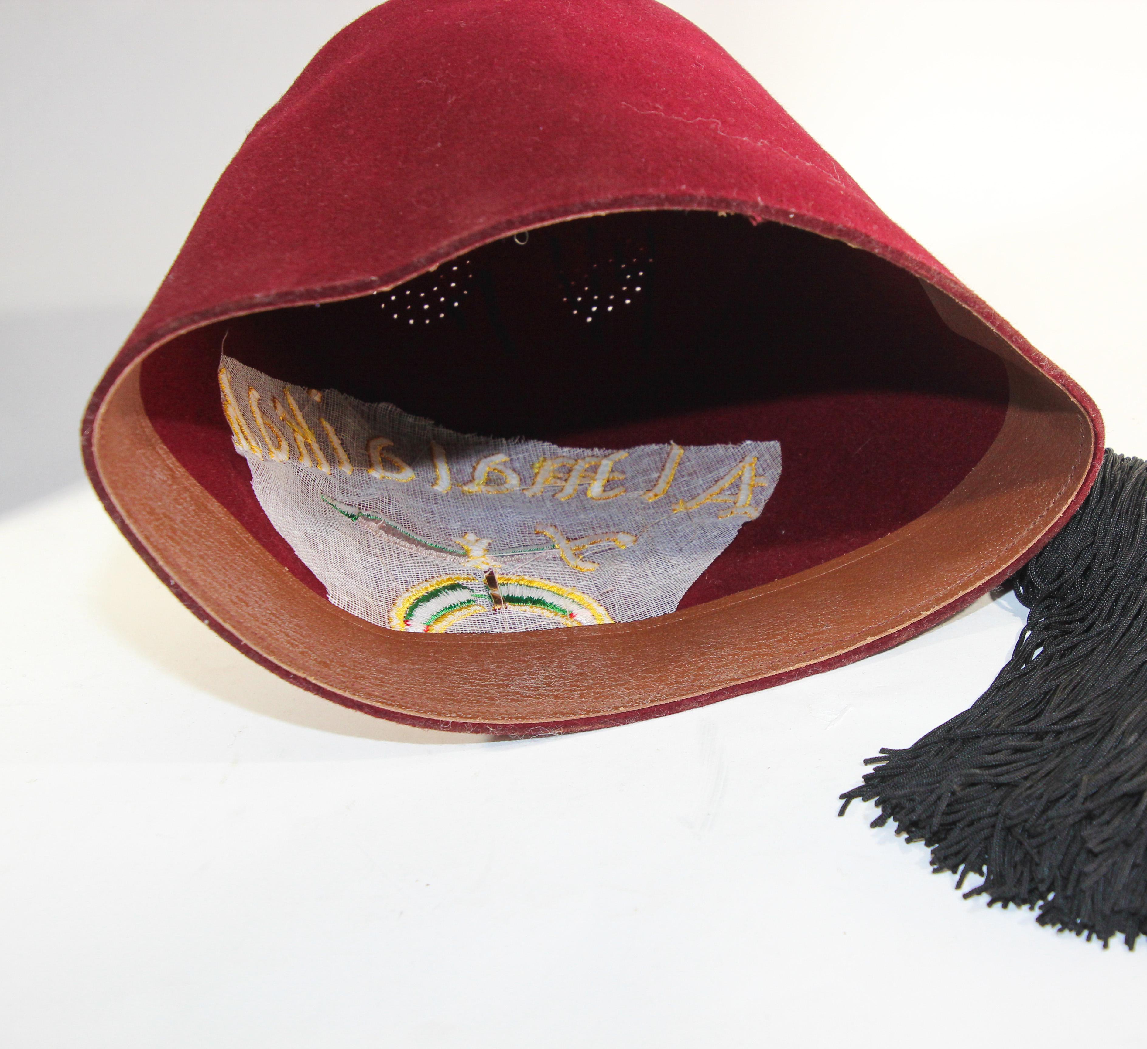 AL Malaikah - Chapeau vintage en laine bourgogne iconique pour sanctuaire maçonnique - Chapeau à franges en vente 7