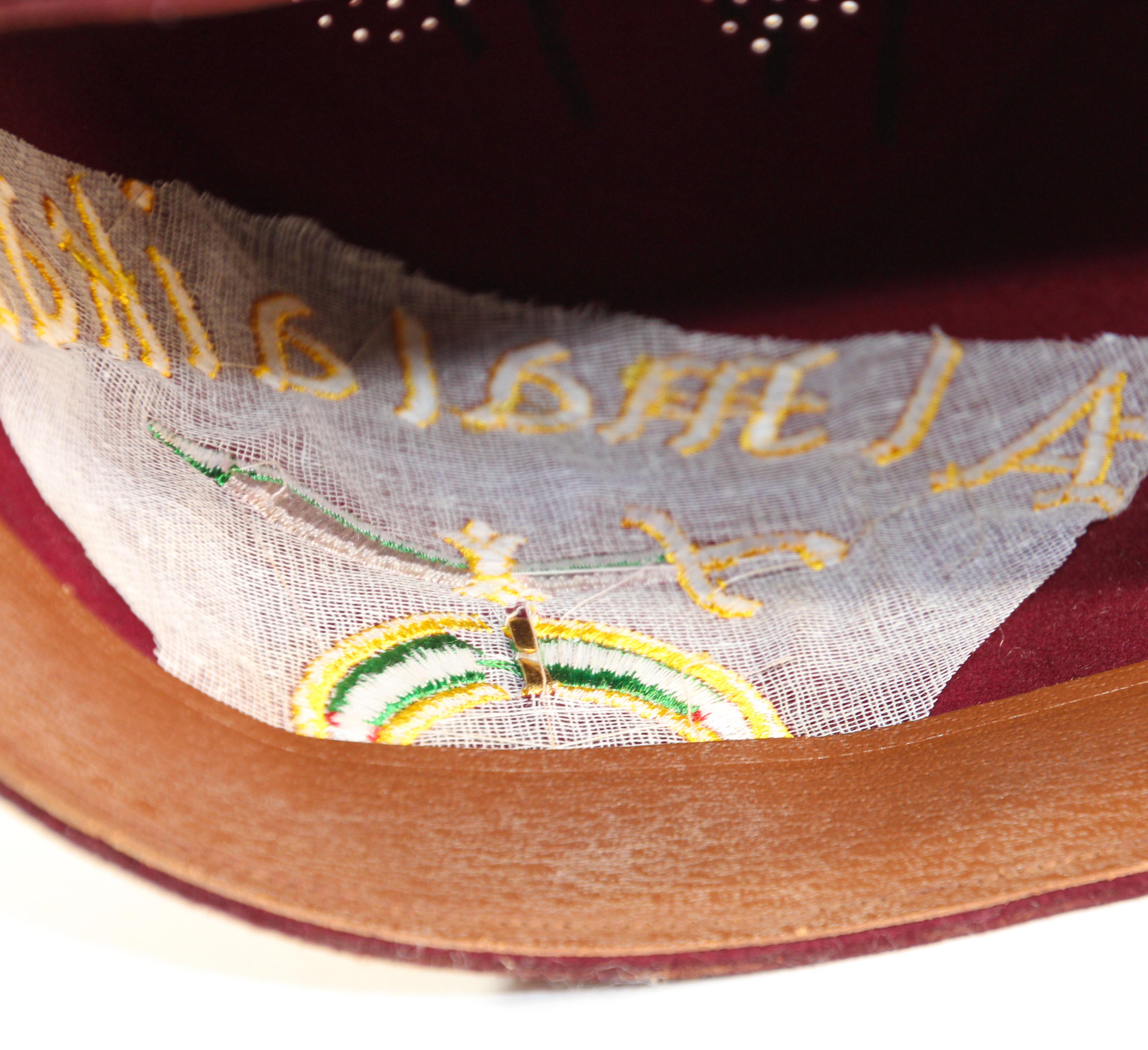 AL Malaikah - Chapeau vintage en laine bourgogne iconique pour sanctuaire maçonnique - Chapeau à franges en vente 8